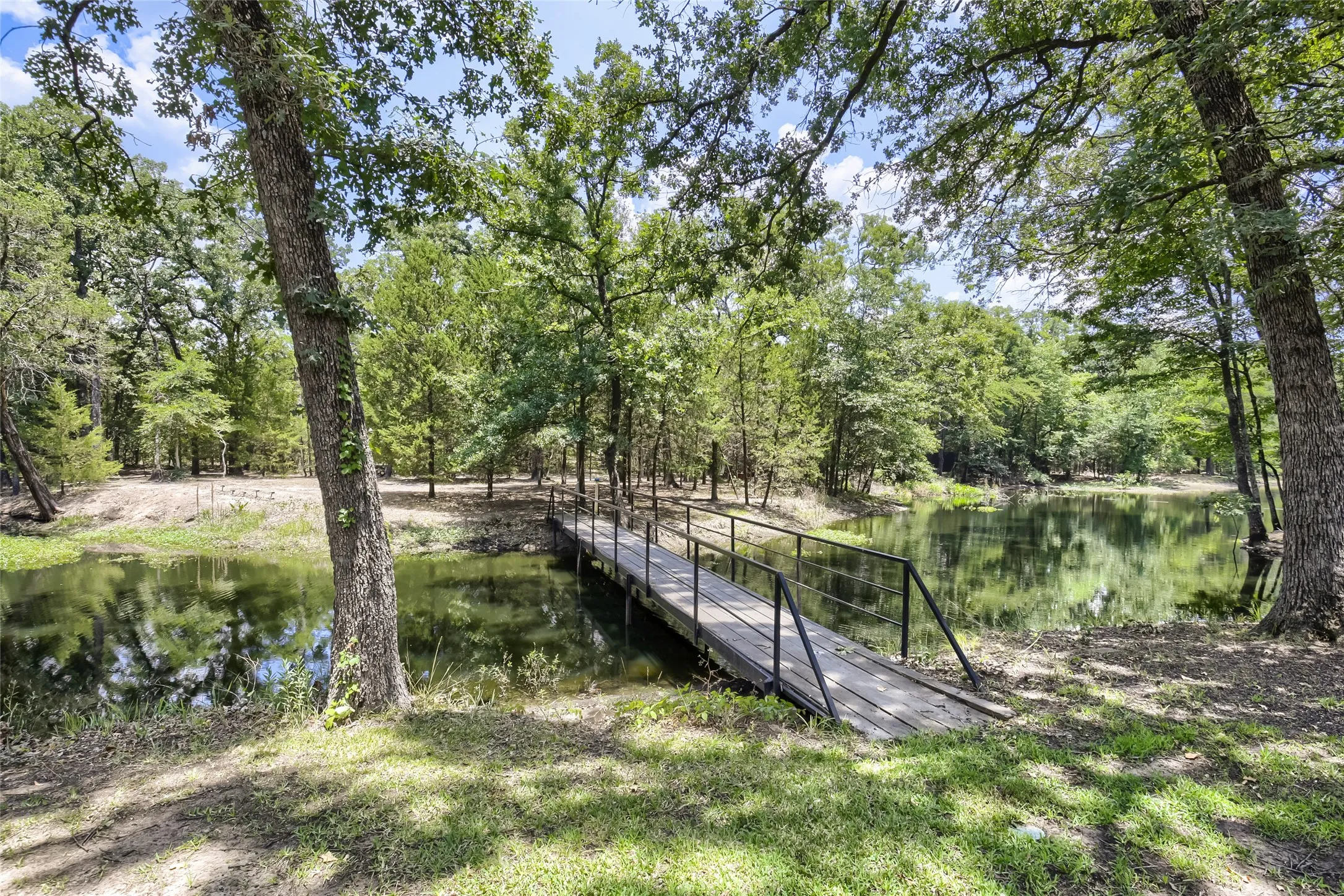 Single Family Residence For Sale in Kaufman County , 1573 Oak Bend Drive, Kaufman, Texas 75142, 4 Bedroom, 3 Bathroom, 3 Garage spaces, 2,476 Sqft, built in 1999, Price $629,900, mls#21325730, Real Estate Agent in Kaufman, Homes For Sale in Kaufman county, Homes For Sale in Kaufman, Realtor in Kaufman Texas, Real Estate Brokerage Independent Realty Texas, Luminita Cordes Realtor