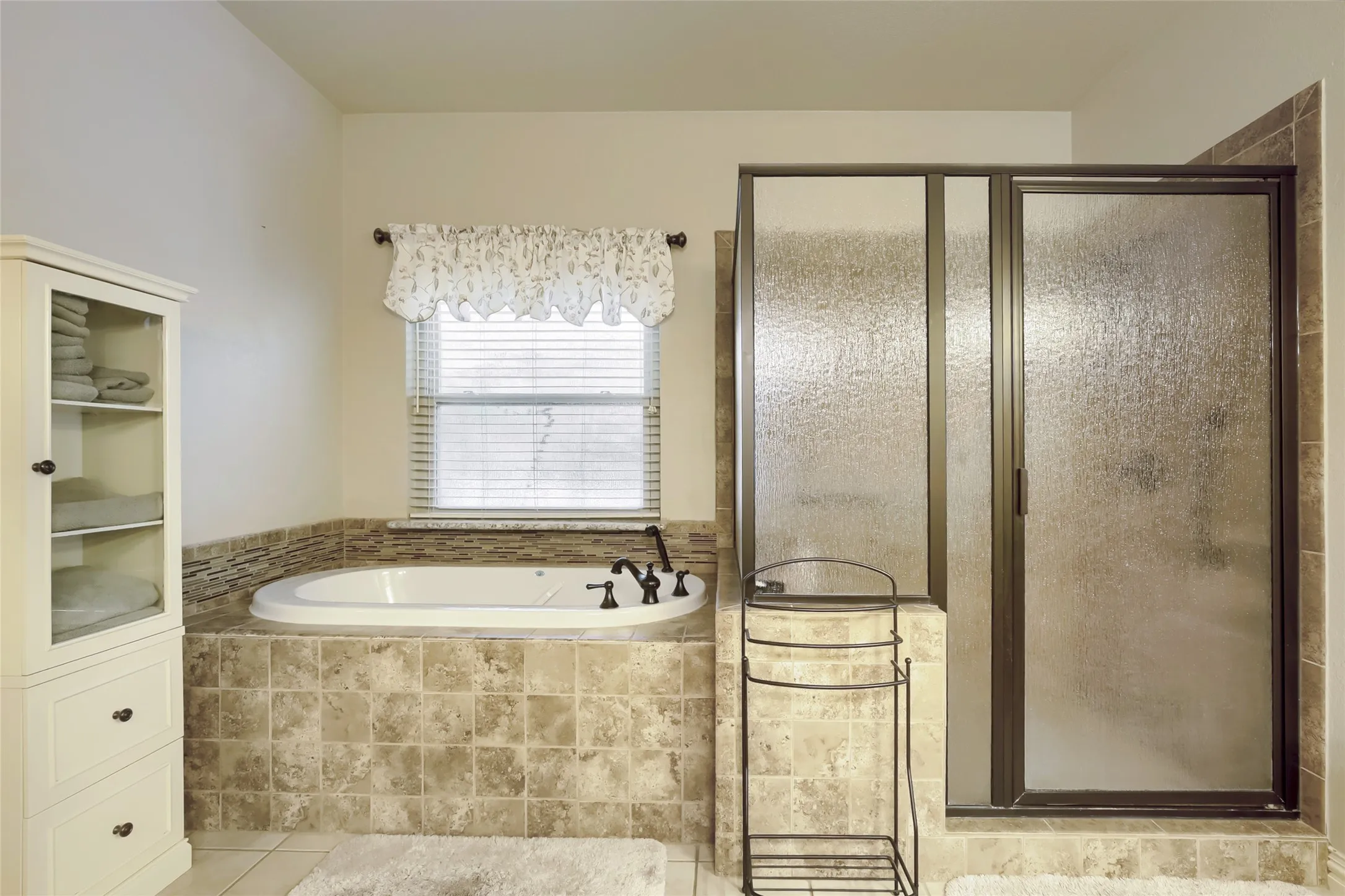 Single Family Residence For Sale in Kaufman County , 1573 Oak Bend Drive, Kaufman, Texas 75142, 4 Bedroom, 3 Bathroom, 3 Garage spaces, 2,476 Sqft, built in 1999, Price $629,900, mls#21325730, Real Estate Agent in Kaufman, Homes For Sale in Kaufman county, Homes For Sale in Kaufman, Realtor in Kaufman Texas, Real Estate Brokerage Independent Realty Texas, Luminita Cordes Realtor