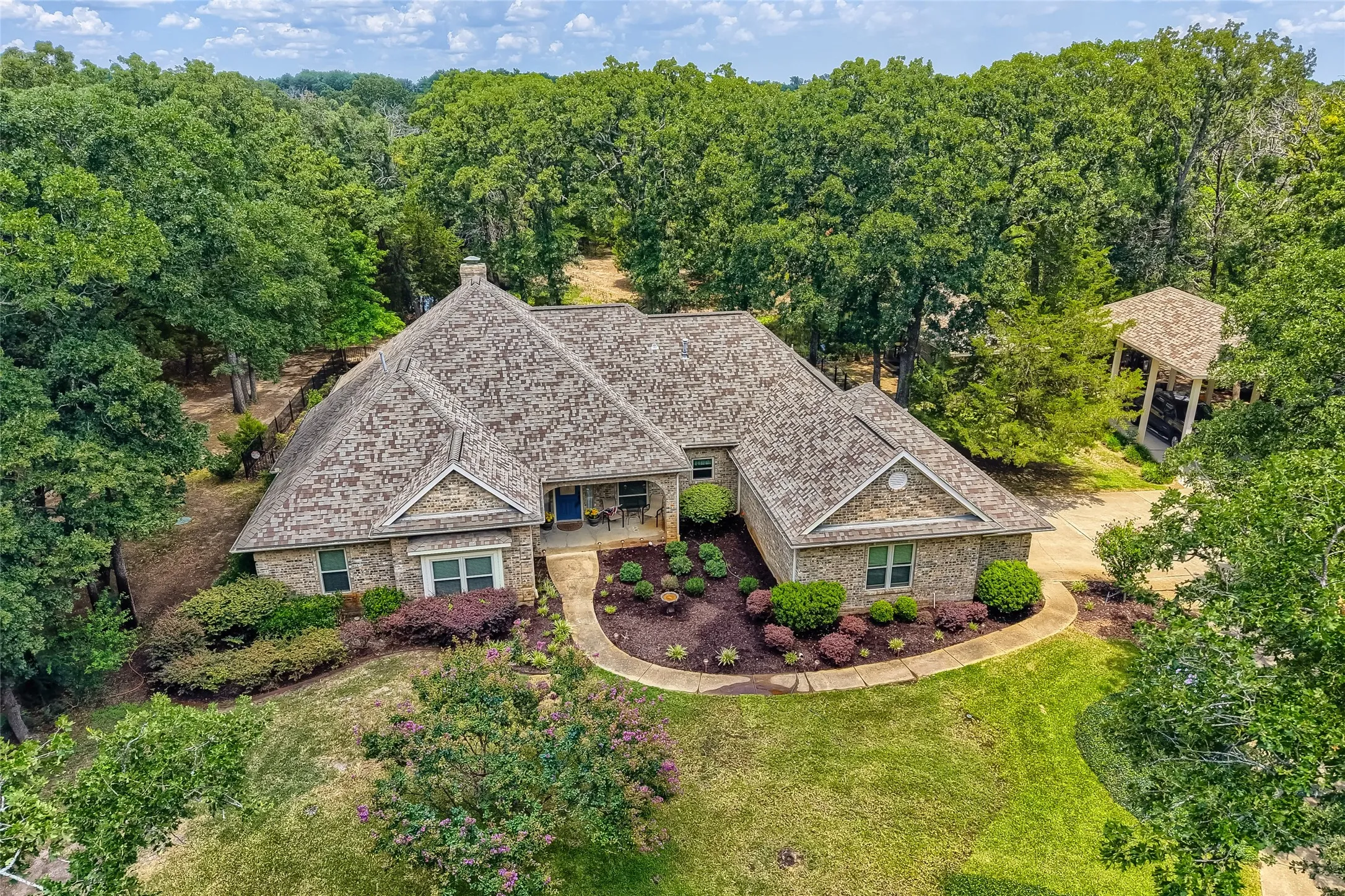Single Family Residence For Sale in Kaufman County , 1573 Oak Bend Drive, Kaufman, Texas 75142, 4 Bedroom, 3 Bathroom, 3 Garage spaces, 2,476 Sqft, built in 1999, Price $629,900, mls#21325730, Real Estate Agent in Kaufman, Homes For Sale in Kaufman county, Homes For Sale in Kaufman, Realtor in Kaufman Texas, Real Estate Brokerage Independent Realty Texas, Luminita Cordes Realtor