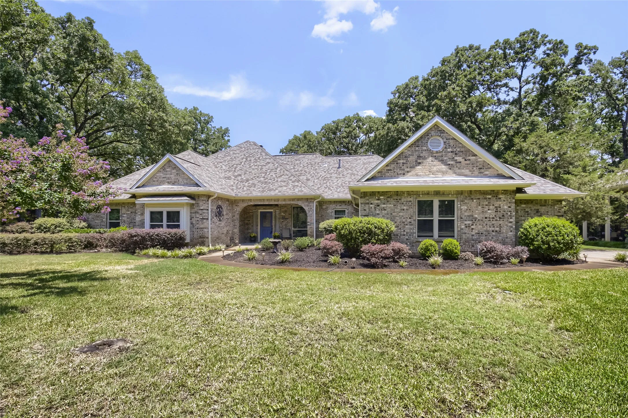 Single Family Residence For Sale in Kaufman County , 1573 Oak Bend Drive, Kaufman, Texas 75142, 4 Bedroom, 3 Bathroom, 3 Garage spaces, 2,476 Sqft, built in 1999, Price $629,900, mls#21325730, Real Estate Agent in Kaufman, Homes For Sale in Kaufman county, Homes For Sale in Kaufman, Realtor in Kaufman Texas, Real Estate Brokerage Independent Realty Texas, Luminita Cordes Realtor