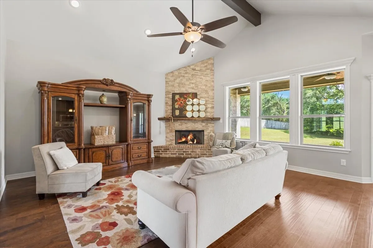Single Family Residence For Sale in Smith County , 19623 Dove Ridge Drive, Lindale, Texas 75771, 3 Bedroom, 3 Bathroom, 2 Garage spaces, 2,314 Sqft, built in 2014, mls#21322735, Real Estate Agent in Lindale, Homes For Sale in Smith county, Homes For Sale in Lindale, Realtor in Lindale Texas, Real Estate Brokerage Independent Realty Texas, Luminita Cordes Realtor