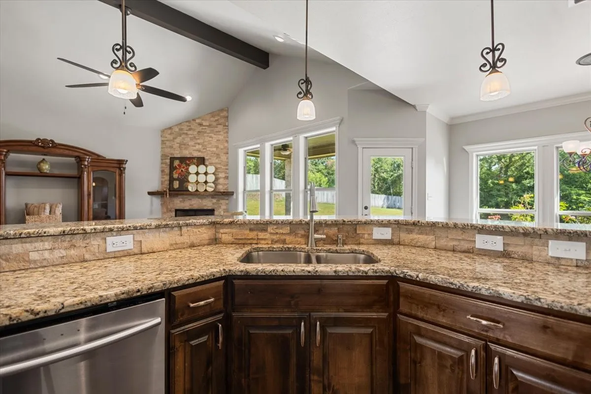 Single Family Residence For Sale in Smith County , 19623 Dove Ridge Drive, Lindale, Texas 75771, 3 Bedroom, 3 Bathroom, 2 Garage spaces, 2,314 Sqft, built in 2014, mls#21322735, Real Estate Agent in Lindale, Homes For Sale in Smith county, Homes For Sale in Lindale, Realtor in Lindale Texas, Real Estate Brokerage Independent Realty Texas, Luminita Cordes Realtor