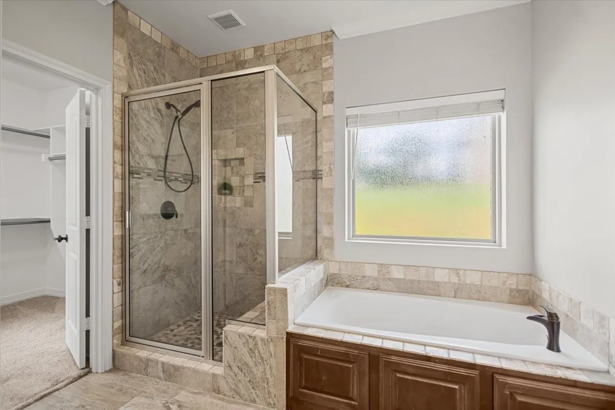 Single Family Residence For Sale in Smith County , 19623 Dove Ridge Drive, Lindale, Texas 75771, 3 Bedroom, 3 Bathroom, 2 Garage spaces, 2,314 Sqft, built in 2014, mls#21322735, Real Estate Agent in Lindale, Homes For Sale in Smith county, Homes For Sale in Lindale, Realtor in Lindale Texas, Real Estate Brokerage Independent Realty Texas, Luminita Cordes Realtor