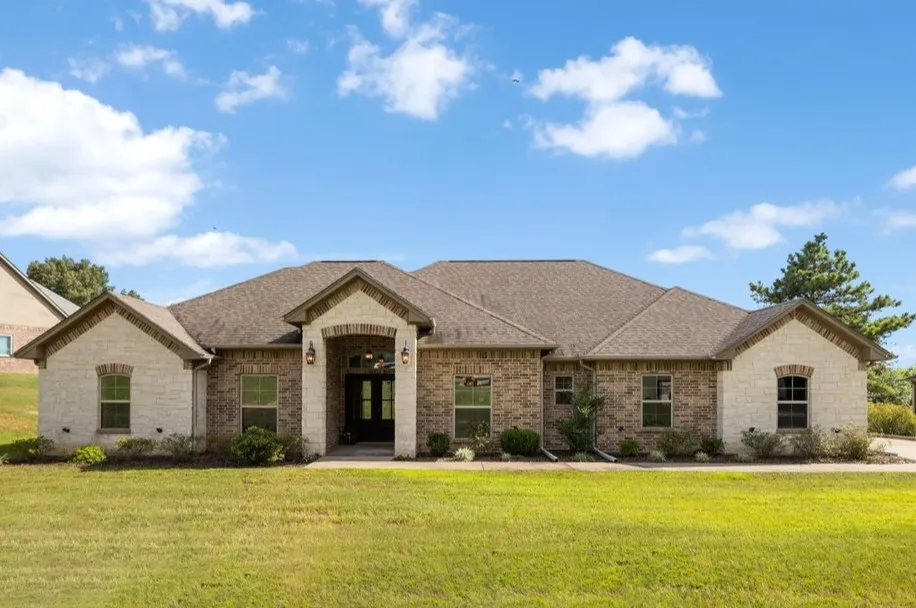 Single Family Residence For Sale in Smith County , 19623 Dove Ridge Drive, Lindale, Texas 75771, 3 Bedroom, 3 Bathroom, 2 Garage spaces, 2,314 Sqft, built in 2014, mls#21322735, Real Estate Agent in Lindale, Homes For Sale in Smith county, Homes For Sale in Lindale, Realtor in Lindale Texas, Real Estate Brokerage Independent Realty Texas, Luminita Cordes Realtor
