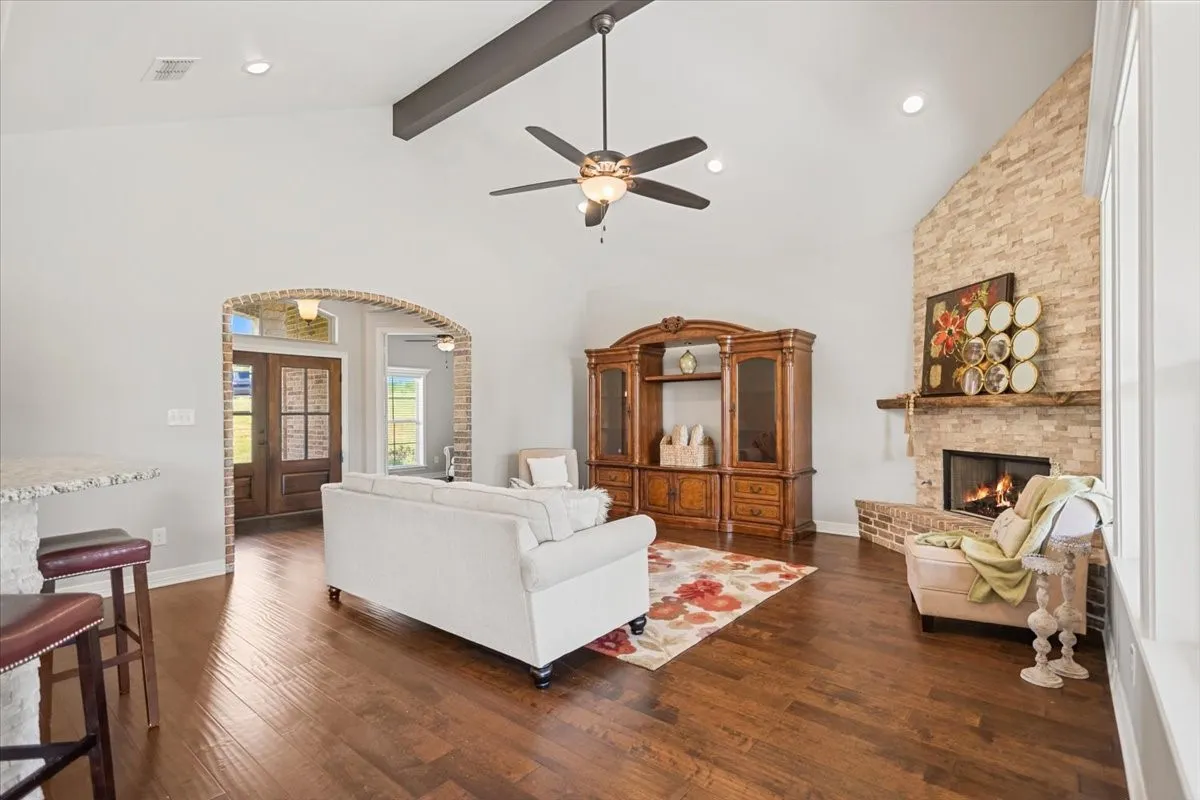 Single Family Residence For Sale in Smith County , 19623 Dove Ridge Drive, Lindale, Texas 75771, 3 Bedroom, 3 Bathroom, 2 Garage spaces, 2,314 Sqft, built in 2014, mls#21322735, Real Estate Agent in Lindale, Homes For Sale in Smith county, Homes For Sale in Lindale, Realtor in Lindale Texas, Real Estate Brokerage Independent Realty Texas, Luminita Cordes Realtor
