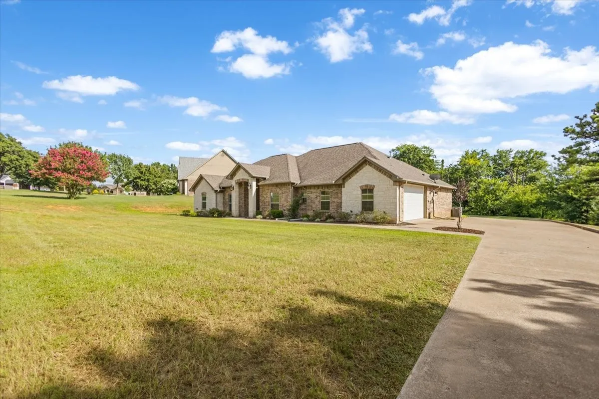 Single Family Residence For Sale in Smith County , 19623 Dove Ridge Drive, Lindale, Texas 75771, 3 Bedroom, 3 Bathroom, 2 Garage spaces, 2,314 Sqft, built in 2014, mls#21322735, Real Estate Agent in Lindale, Homes For Sale in Smith county, Homes For Sale in Lindale, Realtor in Lindale Texas, Real Estate Brokerage Independent Realty Texas, Luminita Cordes Realtor