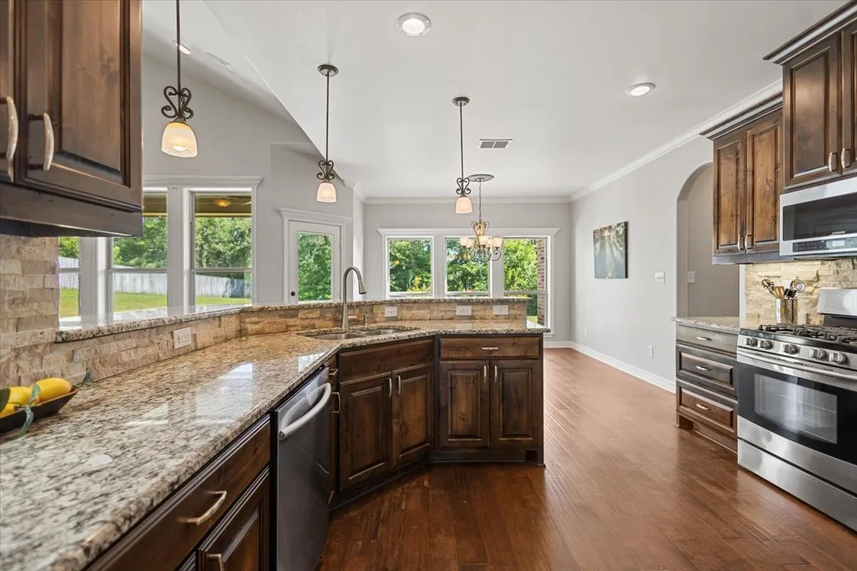 Single Family Residence For Sale in Smith County , 19623 Dove Ridge Drive, Lindale, Texas 75771, 3 Bedroom, 3 Bathroom, 2 Garage spaces, 2,314 Sqft, built in 2014, mls#21322735, Real Estate Agent in Lindale, Homes For Sale in Smith county, Homes For Sale in Lindale, Realtor in Lindale Texas, Real Estate Brokerage Independent Realty Texas, Luminita Cordes Realtor