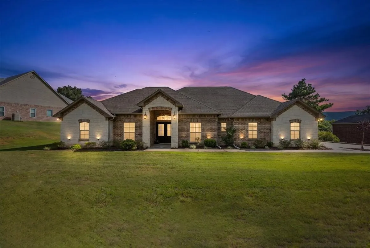 Single Family Residence For Sale in Smith County , 19623 Dove Ridge Drive, Lindale, Texas 75771, 3 Bedroom, 3 Bathroom, 2 Garage spaces, 2,314 Sqft, built in 2014, mls#21322735, Real Estate Agent in Lindale, Homes For Sale in Smith county, Homes For Sale in Lindale, Realtor in Lindale Texas, Real Estate Brokerage Independent Realty Texas, Luminita Cordes Realtor