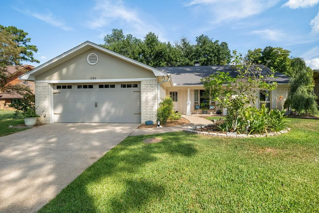 Single Family Residence For Sale in Smith County , 235 Fairlawn Drive, Hideaway, Texas 75771, 3 Bedroom, 3 Bathroom, 2 Garage spaces, 2,087 Sqft, built in 1981, mls#21324633, Real Estate Agent in Hideaway, Homes For Sale in Smith county, Homes For Sale in Hideaway, Realtor in Hideaway Texas, Real Estate Brokerage Independent Realty Texas, Luminita Cordes Realtor
