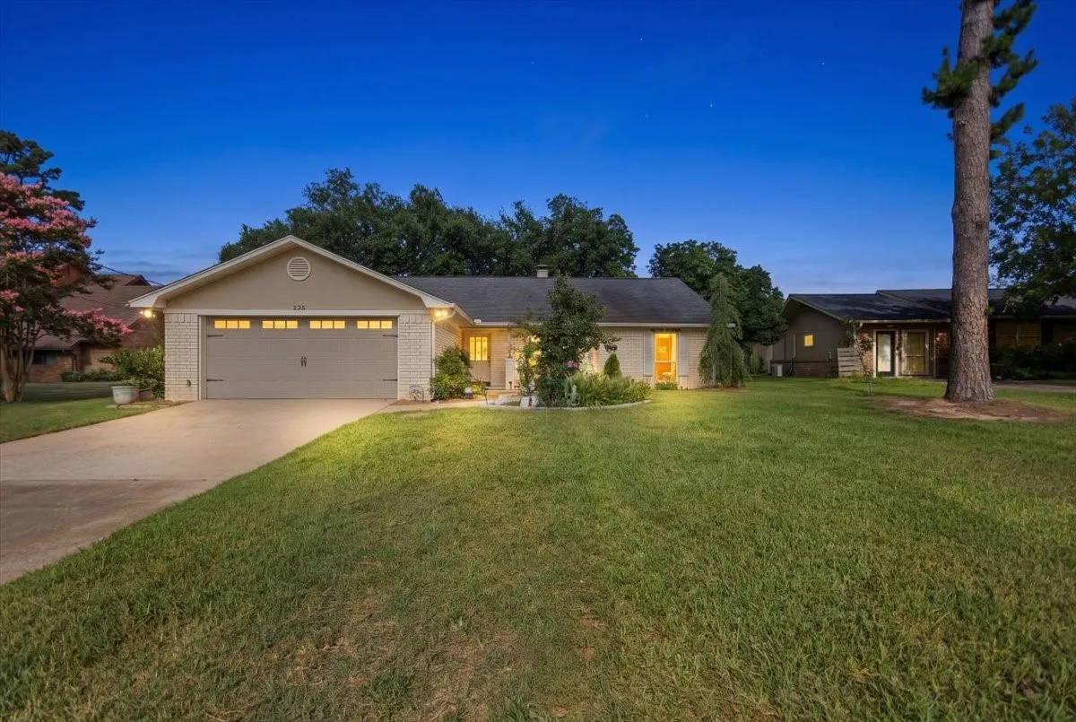Single Family Residence For Sale in Smith County , 235 Fairlawn Drive, Hideaway, Texas 75771, 3 Bedroom, 3 Bathroom, 2 Garage spaces, 2,087 Sqft, built in 1981, mls#21324633, Real Estate Agent in Hideaway, Homes For Sale in Smith county, Homes For Sale in Hideaway, Realtor in Hideaway Texas, Real Estate Brokerage Independent Realty Texas, Luminita Cordes Realtor