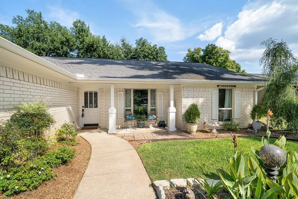 Single Family Residence For Sale in Smith County , 235 Fairlawn Drive, Hideaway, Texas 75771, 3 Bedroom, 3 Bathroom, 2 Garage spaces, 2,087 Sqft, built in 1981, mls#21324633, Real Estate Agent in Hideaway, Homes For Sale in Smith county, Homes For Sale in Hideaway, Realtor in Hideaway Texas, Real Estate Brokerage Independent Realty Texas, Luminita Cordes Realtor