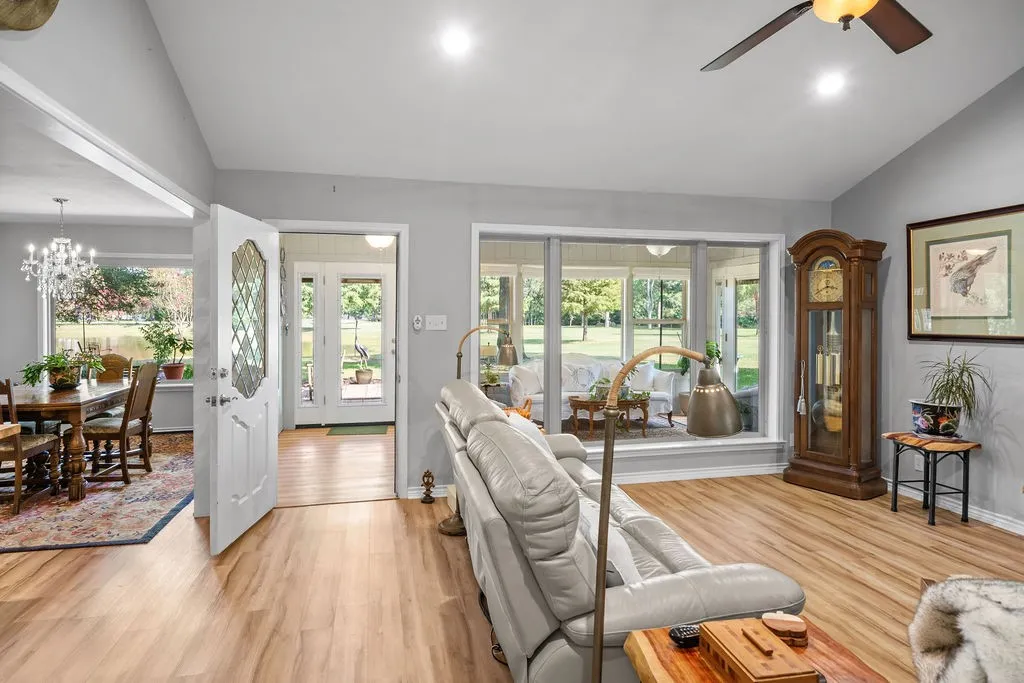 Single Family Residence For Sale in Smith County , 235 Fairlawn Drive, Hideaway, Texas 75771, 3 Bedroom, 3 Bathroom, 2 Garage spaces, 2,087 Sqft, built in 1981, mls#21324633, Real Estate Agent in Hideaway, Homes For Sale in Smith county, Homes For Sale in Hideaway, Realtor in Hideaway Texas, Real Estate Brokerage Independent Realty Texas, Luminita Cordes Realtor