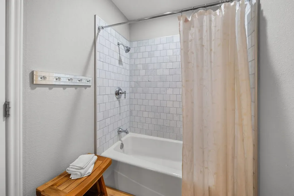 Single Family Residence For Sale in Smith County , 235 Fairlawn Drive, Hideaway, Texas 75771, 3 Bedroom, 3 Bathroom, 2 Garage spaces, 2,087 Sqft, built in 1981, mls#21324633, Real Estate Agent in Hideaway, Homes For Sale in Smith county, Homes For Sale in Hideaway, Realtor in Hideaway Texas, Real Estate Brokerage Independent Realty Texas, Luminita Cordes Realtor