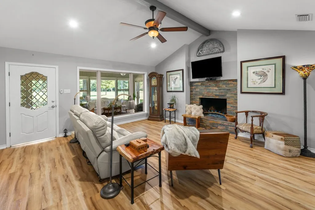 Single Family Residence For Sale in Smith County , 235 Fairlawn Drive, Hideaway, Texas 75771, 3 Bedroom, 3 Bathroom, 2 Garage spaces, 2,087 Sqft, built in 1981, mls#21324633, Real Estate Agent in Hideaway, Homes For Sale in Smith county, Homes For Sale in Hideaway, Realtor in Hideaway Texas, Real Estate Brokerage Independent Realty Texas, Luminita Cordes Realtor