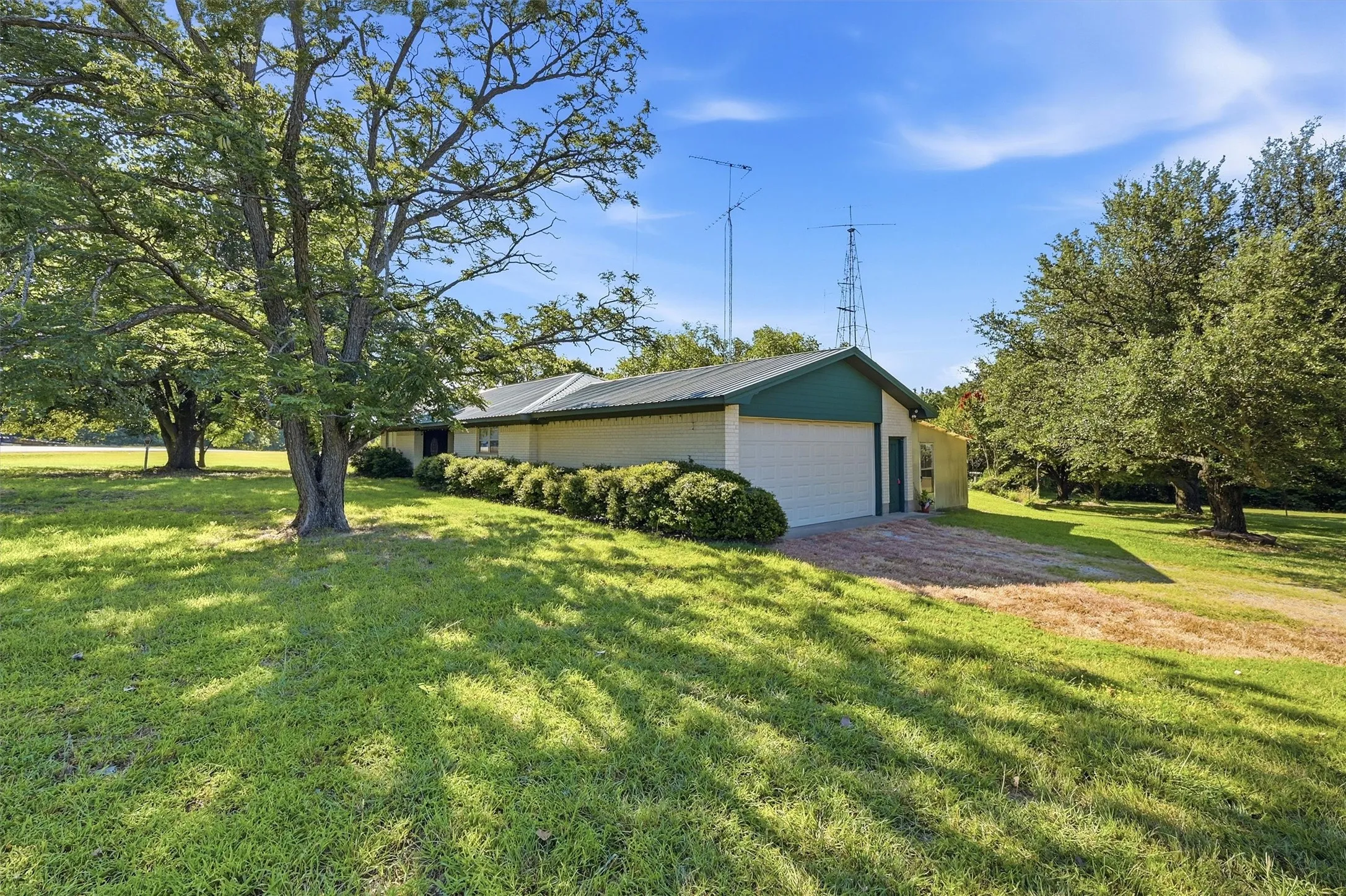 Single Family Residence For Sale in Cooke County , 1746 Fm 678, Gainesville, Texas 76240, 3 Bedroom, 4 Bathroom, 2 Garage spaces, 1,817 Sqft, built in 1966, mls#21323468, Real Estate Agent in Gainesville, Homes For Sale in Cooke county, Homes For Sale in Gainesville, Realtor in Gainesville Texas, Real Estate Brokerage Independent Realty Texas, Luminita Cordes Realtor