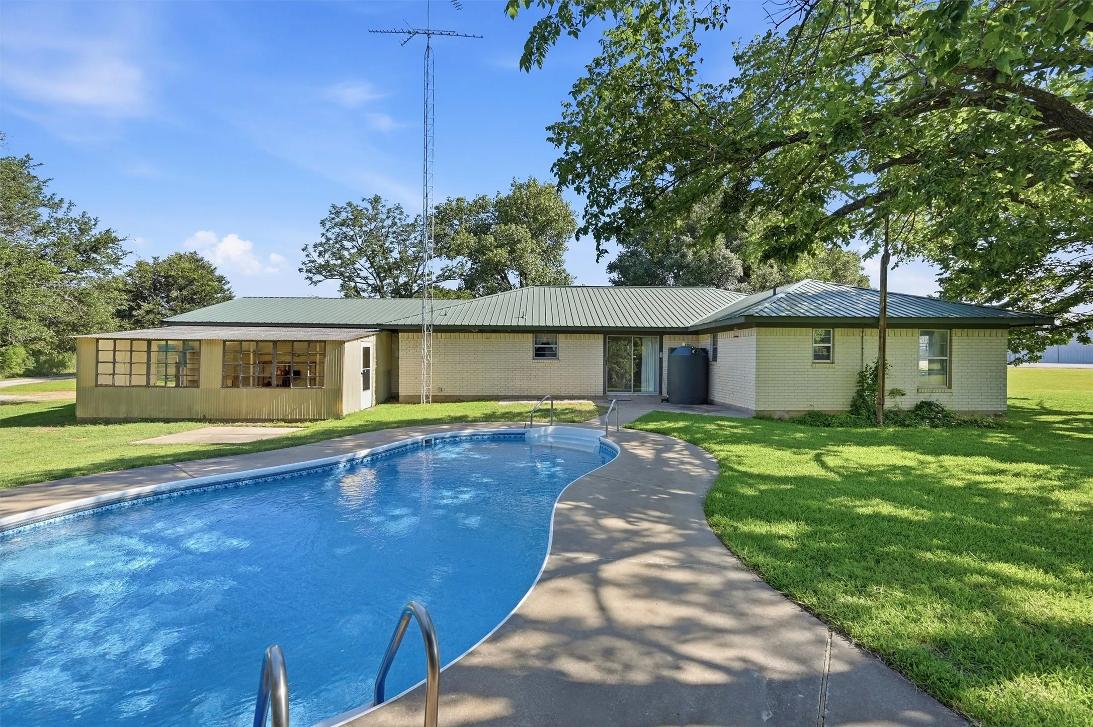 Single Family Residence For Sale in Cooke County , 1746 Fm 678, Gainesville, Texas 76240, 3 Bedroom, 4 Bathroom, 2 Garage spaces, 1,817 Sqft, built in 1966, mls#21323468, Real Estate Agent in Gainesville, Homes For Sale in Cooke county, Homes For Sale in Gainesville, Realtor in Gainesville Texas, Real Estate Brokerage Independent Realty Texas, Luminita Cordes Realtor