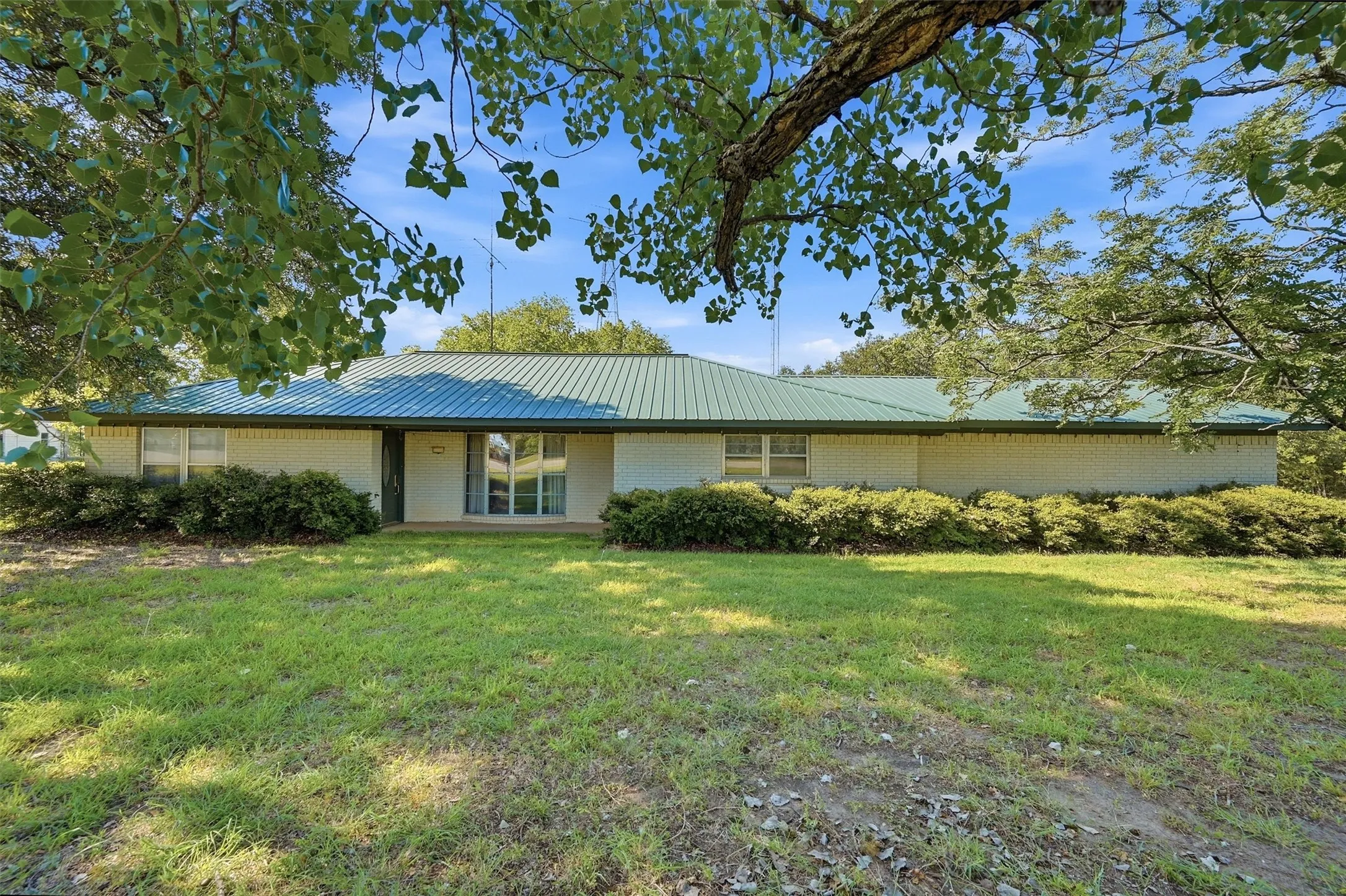 Single Family Residence For Sale in Cooke County , 1746 Fm 678, Gainesville, Texas 76240, 3 Bedroom, 4 Bathroom, 2 Garage spaces, 1,817 Sqft, built in 1966, mls#21323468, Real Estate Agent in Gainesville, Homes For Sale in Cooke county, Homes For Sale in Gainesville, Realtor in Gainesville Texas, Real Estate Brokerage Independent Realty Texas, Luminita Cordes Realtor