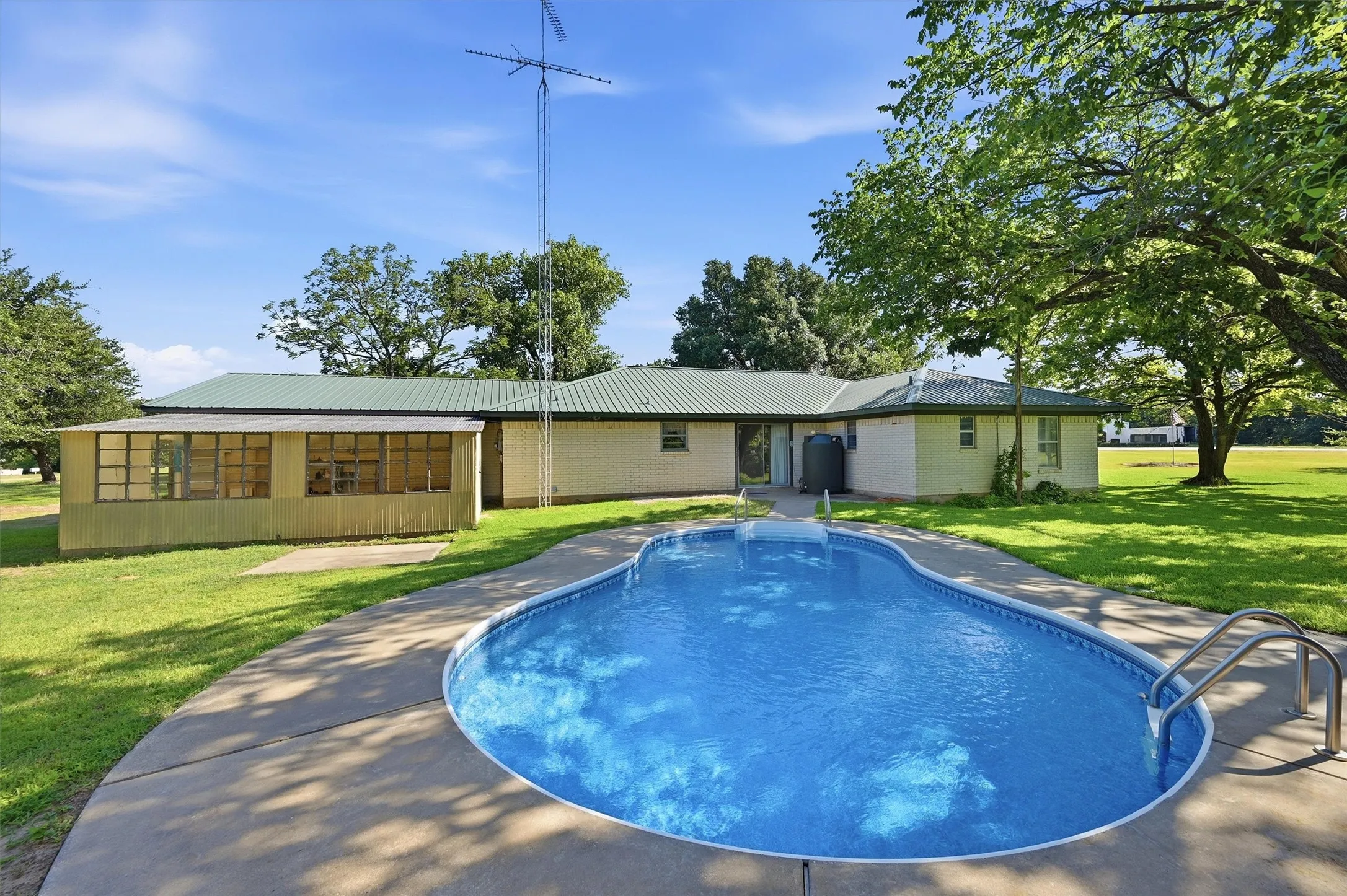 Single Family Residence For Sale in Cooke County , 1746 Fm 678, Gainesville, Texas 76240, 3 Bedroom, 4 Bathroom, 2 Garage spaces, 1,817 Sqft, built in 1966, mls#21323468, Real Estate Agent in Gainesville, Homes For Sale in Cooke county, Homes For Sale in Gainesville, Realtor in Gainesville Texas, Real Estate Brokerage Independent Realty Texas, Luminita Cordes Realtor
