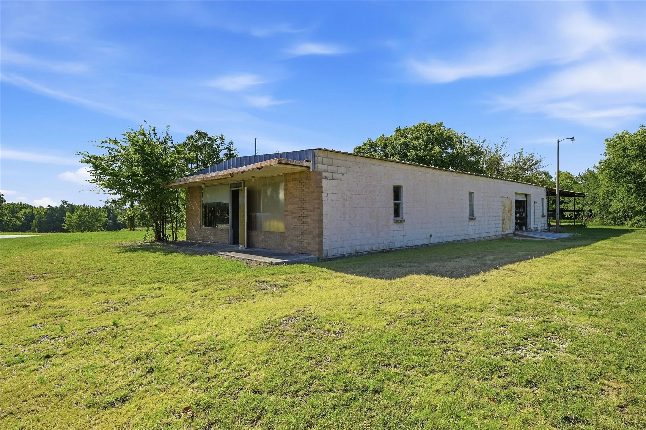 Single Family Residence For Sale in Cooke County , 1746 Fm 678, Gainesville, Texas 76240, 3 Bedroom, 4 Bathroom, 2 Garage spaces, 1,817 Sqft, built in 1966, mls#21323468, Real Estate Agent in Gainesville, Homes For Sale in Cooke county, Homes For Sale in Gainesville, Realtor in Gainesville Texas, Real Estate Brokerage Independent Realty Texas, Luminita Cordes Realtor