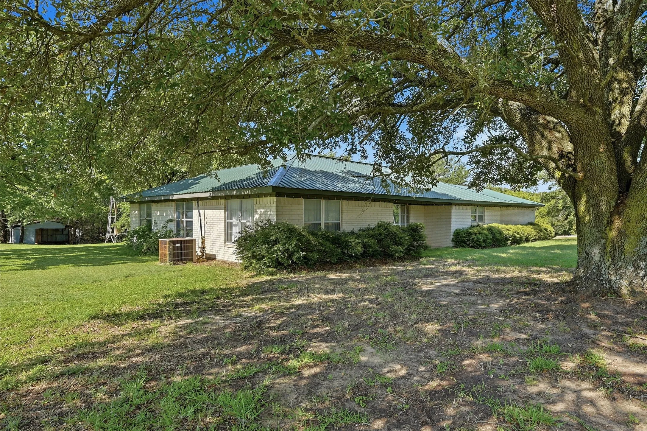 Single Family Residence For Sale in Cooke County , 1746 Fm 678, Gainesville, Texas 76240, 3 Bedroom, 4 Bathroom, 2 Garage spaces, 1,817 Sqft, built in 1966, mls#21323468, Real Estate Agent in Gainesville, Homes For Sale in Cooke county, Homes For Sale in Gainesville, Realtor in Gainesville Texas, Real Estate Brokerage Independent Realty Texas, Luminita Cordes Realtor