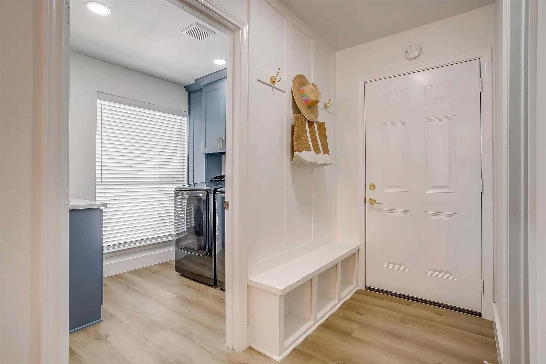 Single Family Residence For Sale in Hood County , 1401 Cheyenne Trail, Granbury, Texas 76048, 5 Bedroom, 3 Bathroom, 2 Garage spaces, 2,750 Sqft, built in 1990, mls#21326711, Real Estate Agent in Granbury, Homes For Sale in Hood county, Homes For Sale in Granbury, Realtor in Granbury Texas, Real Estate Brokerage Independent Realty Texas, Luminita Cordes Realtor