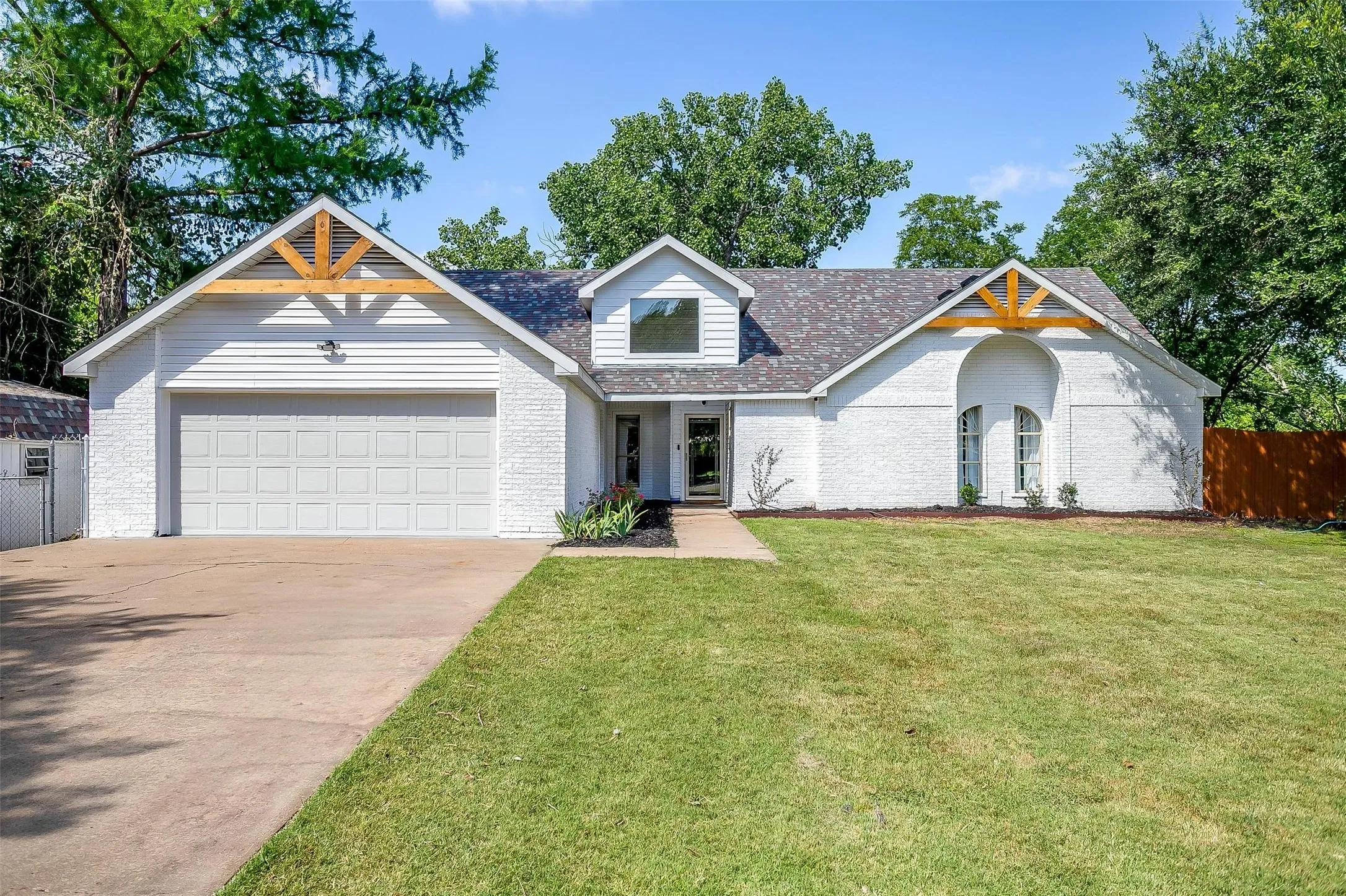 Single Family Residence For Sale in Hood County , 1401 Cheyenne Trail, Granbury, Texas 76048, 5 Bedroom, 3 Bathroom, 2 Garage spaces, 2,750 Sqft, built in 1990, mls#21326711, Real Estate Agent in Granbury, Homes For Sale in Hood county, Homes For Sale in Granbury, Realtor in Granbury Texas, Real Estate Brokerage Independent Realty Texas, Luminita Cordes Realtor