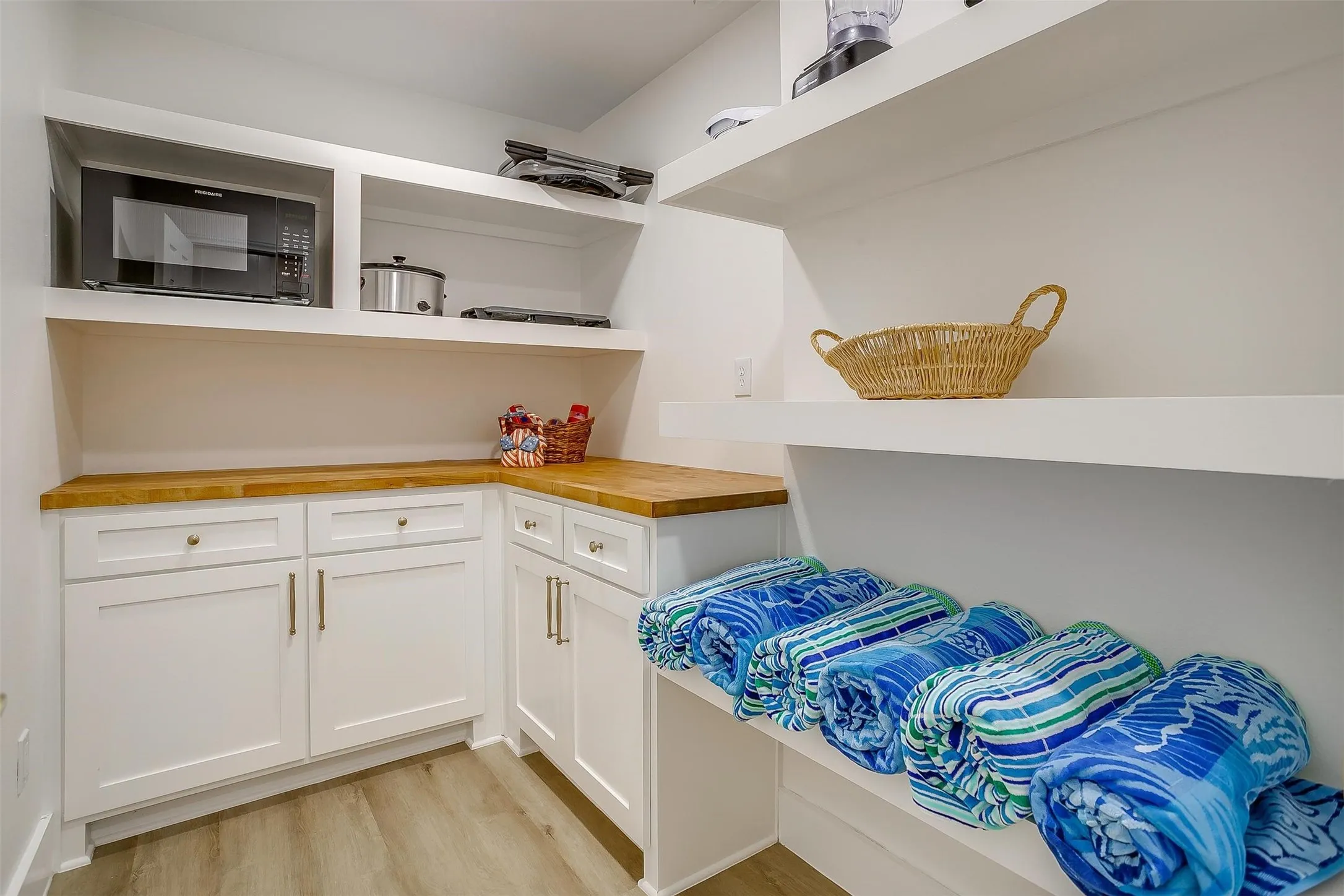 Single Family Residence For Sale in Hood County , 1401 Cheyenne Trail, Granbury, Texas 76048, 5 Bedroom, 3 Bathroom, 2 Garage spaces, 2,750 Sqft, built in 1990, mls#21326711, Real Estate Agent in Granbury, Homes For Sale in Hood county, Homes For Sale in Granbury, Realtor in Granbury Texas, Real Estate Brokerage Independent Realty Texas, Luminita Cordes Realtor