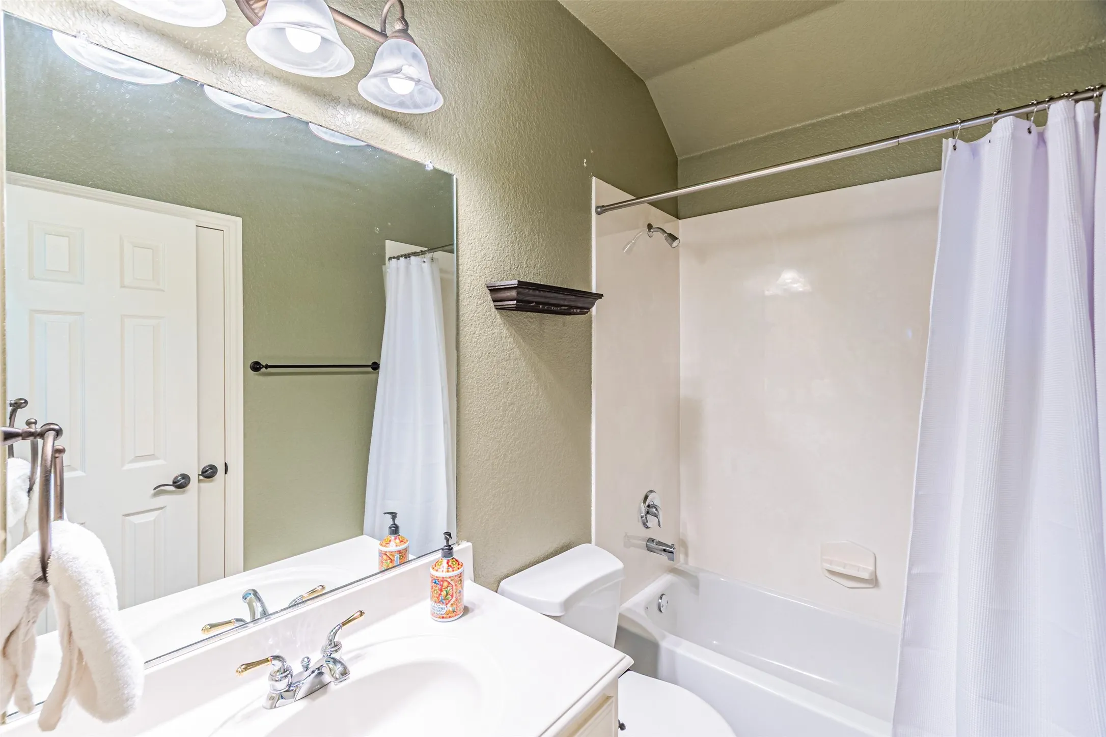Single Family Residence For Sale in Collin County , 170 Bryan Street, Prosper, Texas 75078, 5 Bedroom, 4 Bathroom, 3 Garage spaces, 3,265 Sqft, built in 2005, mls#21325800, Real Estate Agent in Prosper, Homes For Sale in Collin county, Homes For Sale in Prosper, Realtor in Prosper Texas, Real Estate Brokerage Independent Realty Texas, Luminita Cordes Realtor