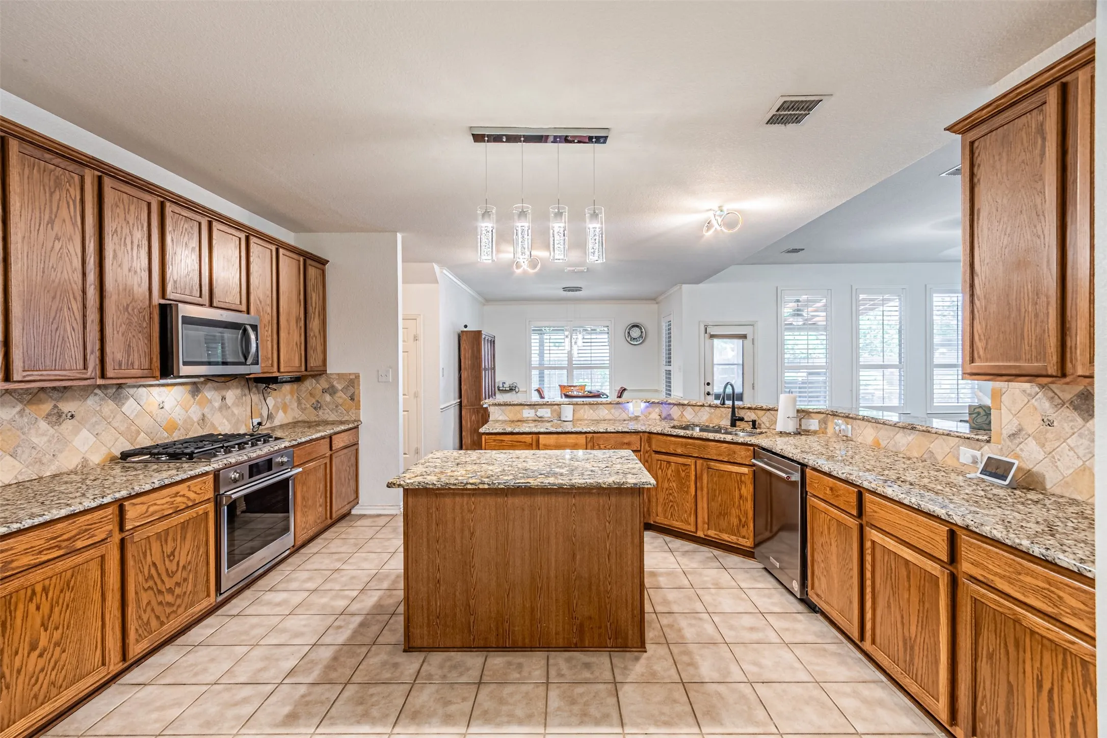Single Family Residence For Sale in Collin County , 170 Bryan Street, Prosper, Texas 75078, 5 Bedroom, 4 Bathroom, 3 Garage spaces, 3,265 Sqft, built in 2005, mls#21325800, Real Estate Agent in Prosper, Homes For Sale in Collin county, Homes For Sale in Prosper, Realtor in Prosper Texas, Real Estate Brokerage Independent Realty Texas, Luminita Cordes Realtor