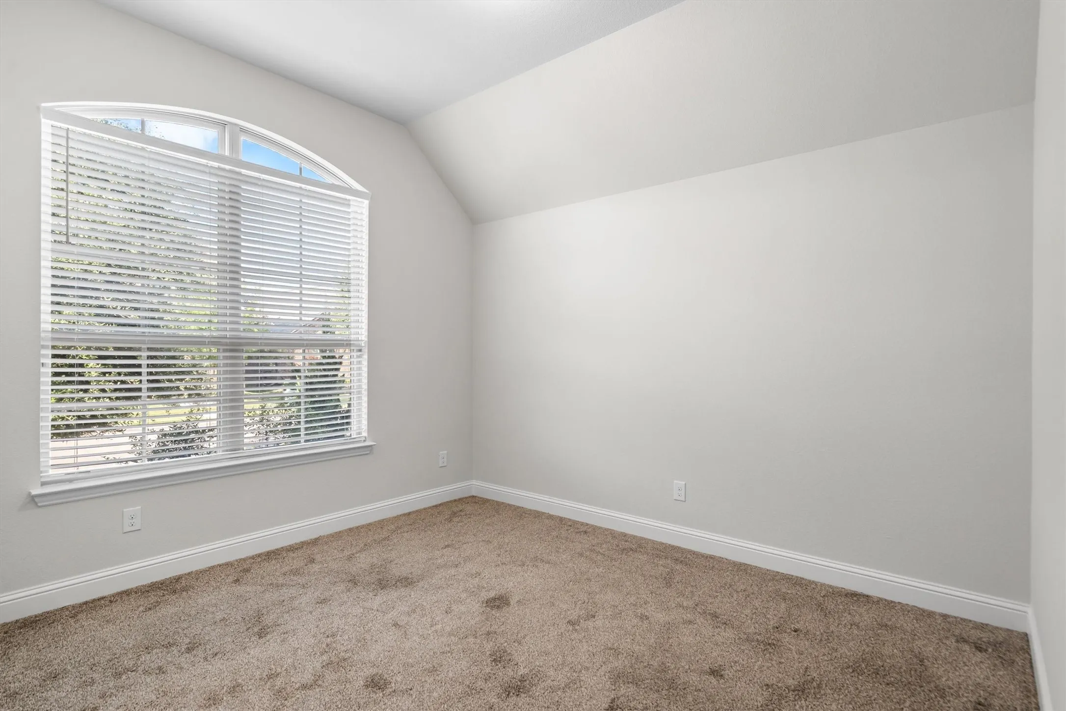 Front bedroom 2