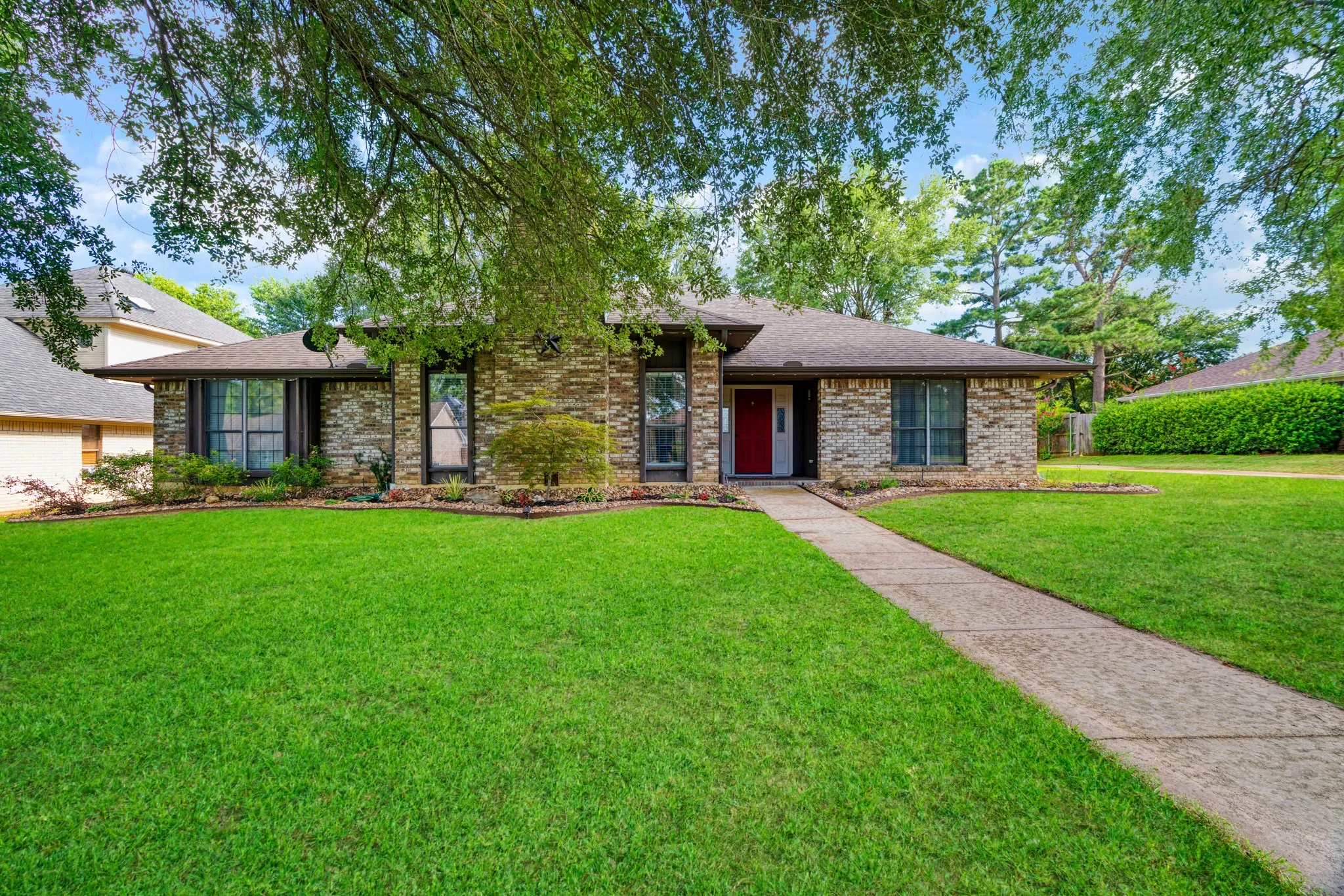 Single Family Residence For Sale in Lamar County , 4030 Shannon Drive, Paris, Texas 75462, 3 Bedrooms, 3 Bathrooms, 2 Garage spaces, 2,834 Sqft, built in 1979, Price $382,500, mls#21324317, Real Estate Agent in Paris, Homes For Sale in Lamar county, Homes For Sale in Paris, Realtor in Paris Texas, Real Estate Brokerage Independent Realty Texas, Luminita Cordes Realtor