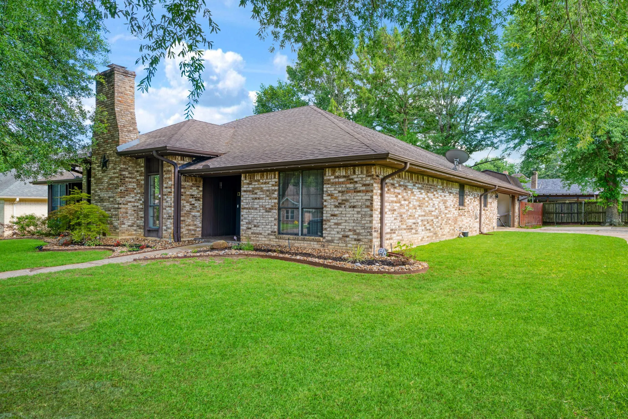 Single Family Residence For Sale in Lamar County , 4030 Shannon Drive, Paris, Texas 75462, 3 Bedrooms, 3 Bathrooms, 2 Garage spaces, 2,834 Sqft, built in 1979, Price $382,500, mls#21324317, Real Estate Agent in Paris, Homes For Sale in Lamar county, Homes For Sale in Paris, Realtor in Paris Texas, Real Estate Brokerage Independent Realty Texas, Luminita Cordes Realtor