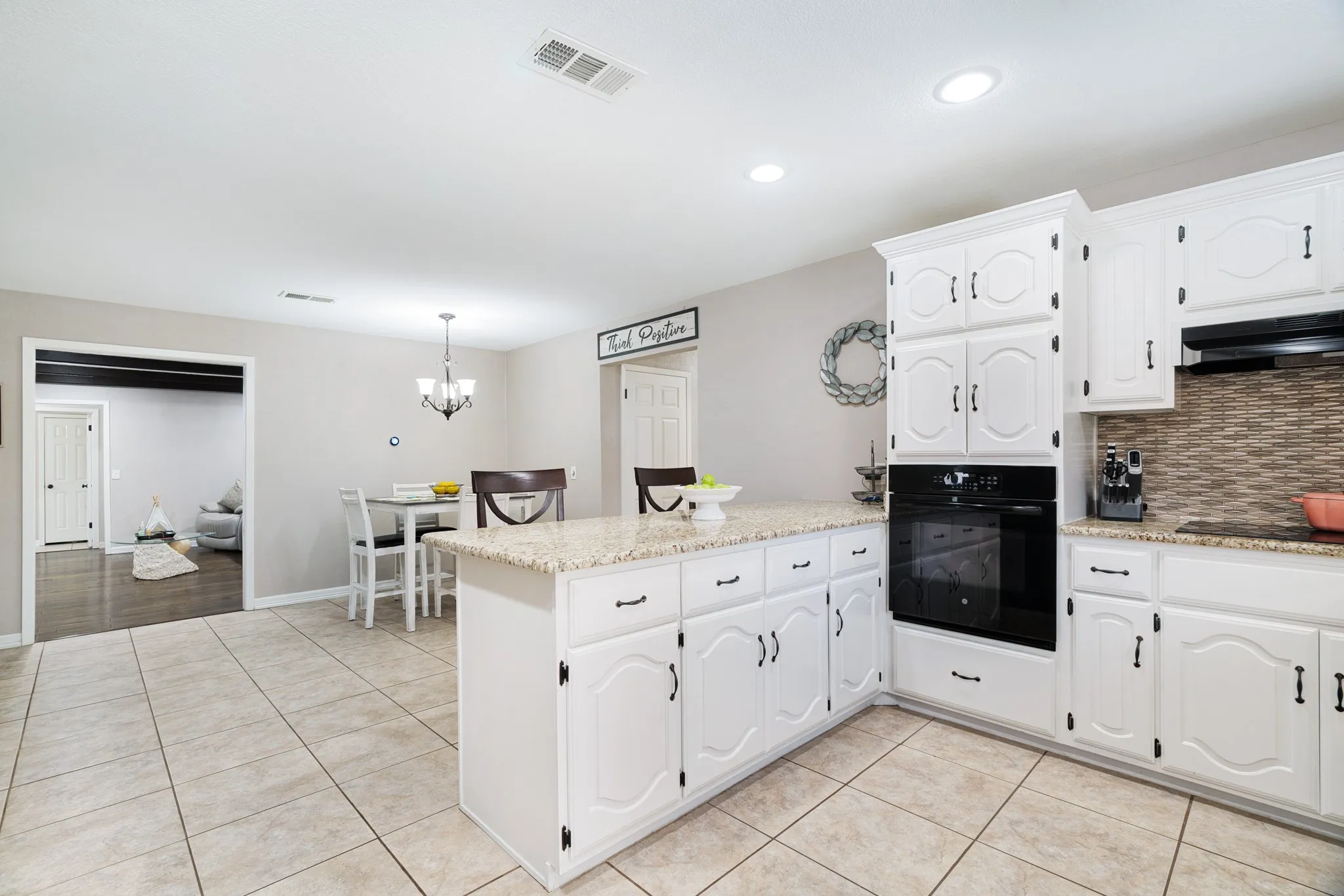Single Family Residence For Sale in Lamar County , 4030 Shannon Drive, Paris, Texas 75462, 3 Bedrooms, 3 Bathrooms, 2 Garage spaces, 2,834 Sqft, built in 1979, Price $382,500, mls#21324317, Real Estate Agent in Paris, Homes For Sale in Lamar county, Homes For Sale in Paris, Realtor in Paris Texas, Real Estate Brokerage Independent Realty Texas, Luminita Cordes Realtor