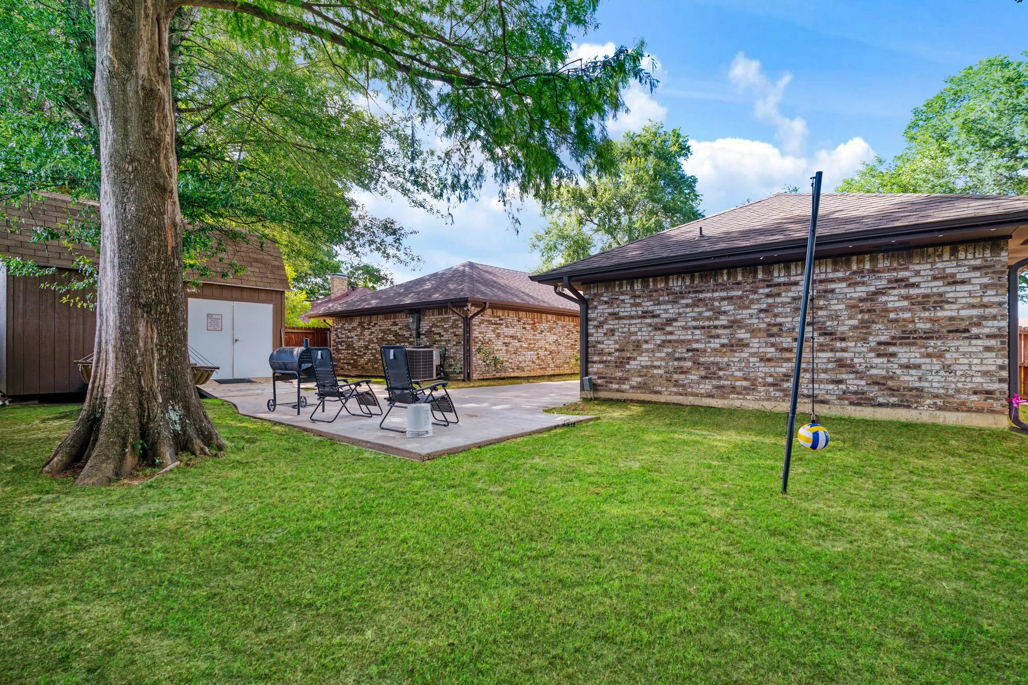 Single Family Residence For Sale in Lamar County , 4030 Shannon Drive, Paris, Texas 75462, 3 Bedrooms, 3 Bathrooms, 2 Garage spaces, 2,834 Sqft, built in 1979, Price $382,500, mls#21324317, Real Estate Agent in Paris, Homes For Sale in Lamar county, Homes For Sale in Paris, Realtor in Paris Texas, Real Estate Brokerage Independent Realty Texas, Luminita Cordes Realtor