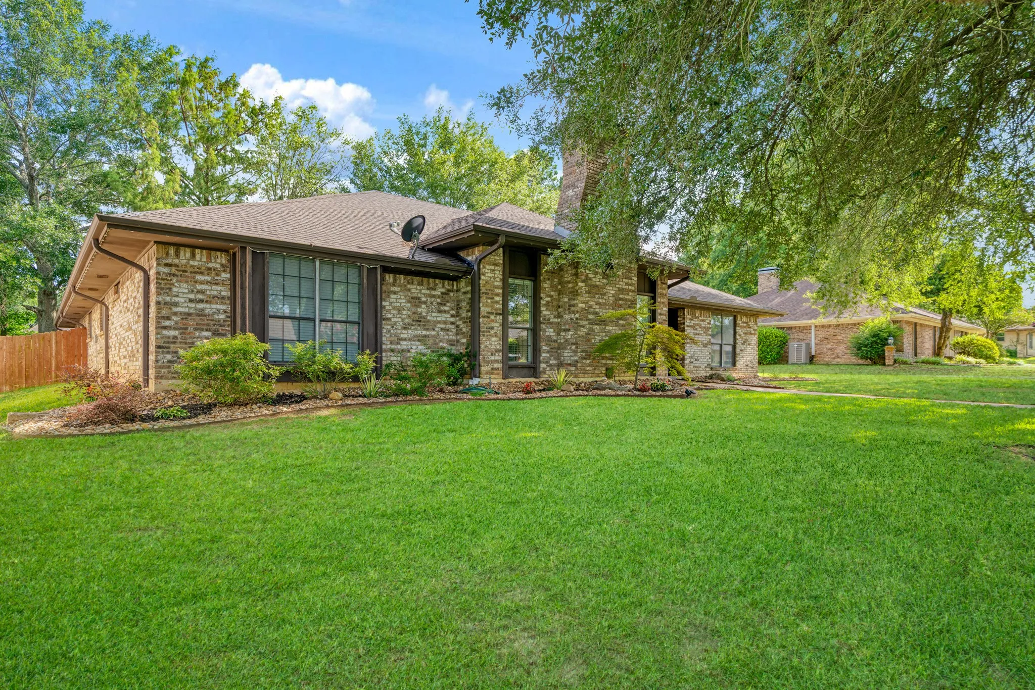 Single Family Residence For Sale in Lamar County , 4030 Shannon Drive, Paris, Texas 75462, 3 Bedrooms, 3 Bathrooms, 2 Garage spaces, 2,834 Sqft, built in 1979, Price $382,500, mls#21324317, Real Estate Agent in Paris, Homes For Sale in Lamar county, Homes For Sale in Paris, Realtor in Paris Texas, Real Estate Brokerage Independent Realty Texas, Luminita Cordes Realtor