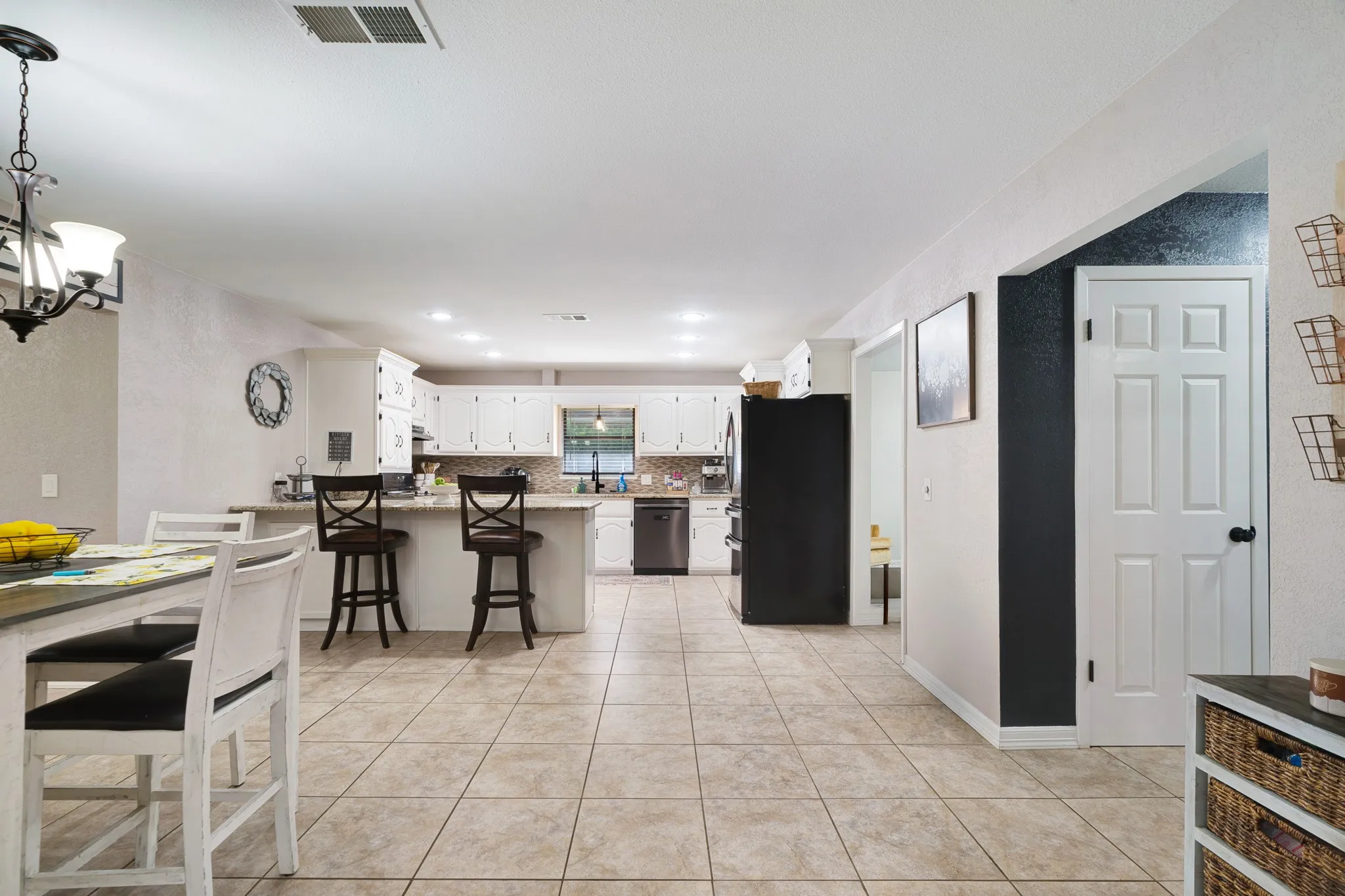 Single Family Residence For Sale in Lamar County , 4030 Shannon Drive, Paris, Texas 75462, 3 Bedrooms, 3 Bathrooms, 2 Garage spaces, 2,834 Sqft, built in 1979, Price $382,500, mls#21324317, Real Estate Agent in Paris, Homes For Sale in Lamar county, Homes For Sale in Paris, Realtor in Paris Texas, Real Estate Brokerage Independent Realty Texas, Luminita Cordes Realtor