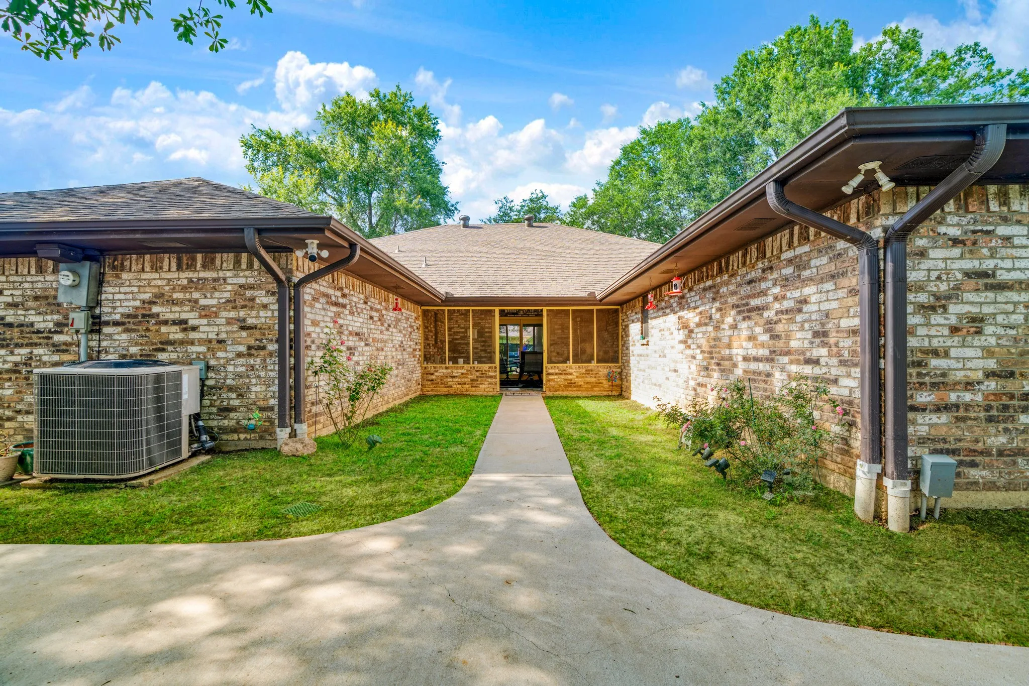 Single Family Residence For Sale in Lamar County , 4030 Shannon Drive, Paris, Texas 75462, 3 Bedrooms, 3 Bathrooms, 2 Garage spaces, 2,834 Sqft, built in 1979, Price $382,500, mls#21324317, Real Estate Agent in Paris, Homes For Sale in Lamar county, Homes For Sale in Paris, Realtor in Paris Texas, Real Estate Brokerage Independent Realty Texas, Luminita Cordes Realtor