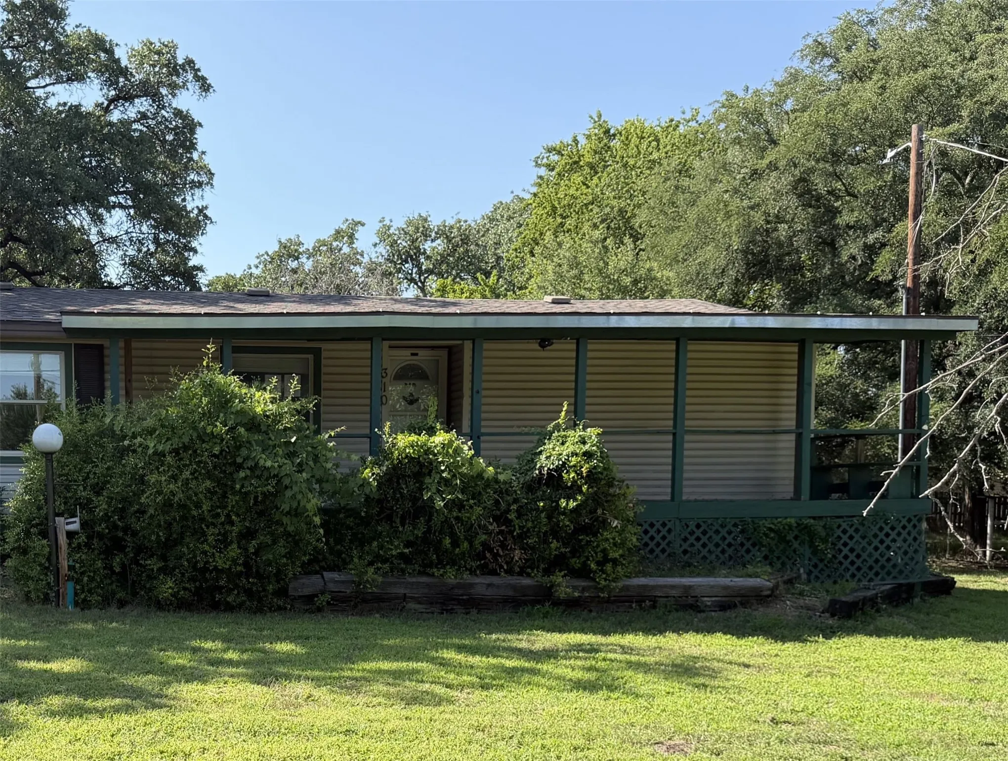 Mobile Home For Sale in Hood County , 310 Taurus Road, Granbury, Texas 76049, 3 Bedroom, 2 Bathroom, Garage spaces, 1,680 Sqft, built in 1985, Price $160,000, mls#21322848, Real Estate Agent in Granbury, Homes For Sale in Hood county, Homes For Sale in Granbury, Realtor in Granbury Texas, Real Estate Brokerage Independent Realty Texas, Luminita Cordes Realtor