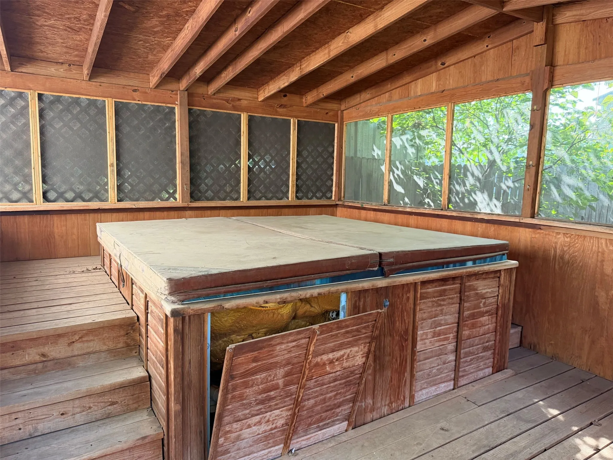 Mobile Home For Sale in Hood County , 310 Taurus Road, Granbury, Texas 76049, 3 Bedroom, 2 Bathroom, Garage spaces, 1,680 Sqft, built in 1985, Price $160,000, mls#21322848, Real Estate Agent in Granbury, Homes For Sale in Hood county, Homes For Sale in Granbury, Realtor in Granbury Texas, Real Estate Brokerage Independent Realty Texas, Luminita Cordes Realtor