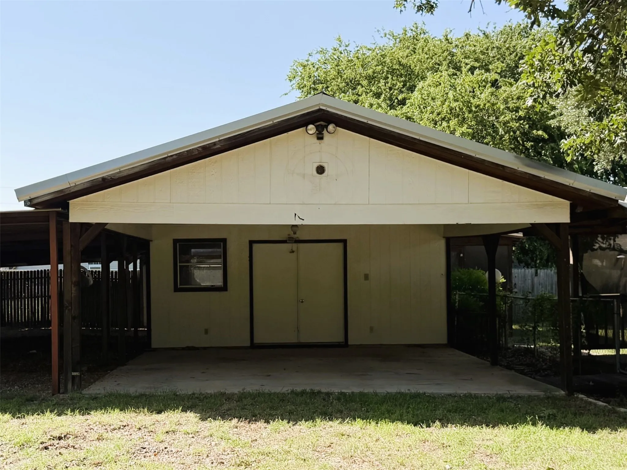 Mobile Home For Sale in Hood County , 310 Taurus Road, Granbury, Texas 76049, 3 Bedroom, 2 Bathroom, Garage spaces, 1,680 Sqft, built in 1985, Price $160,000, mls#21322848, Real Estate Agent in Granbury, Homes For Sale in Hood county, Homes For Sale in Granbury, Realtor in Granbury Texas, Real Estate Brokerage Independent Realty Texas, Luminita Cordes Realtor