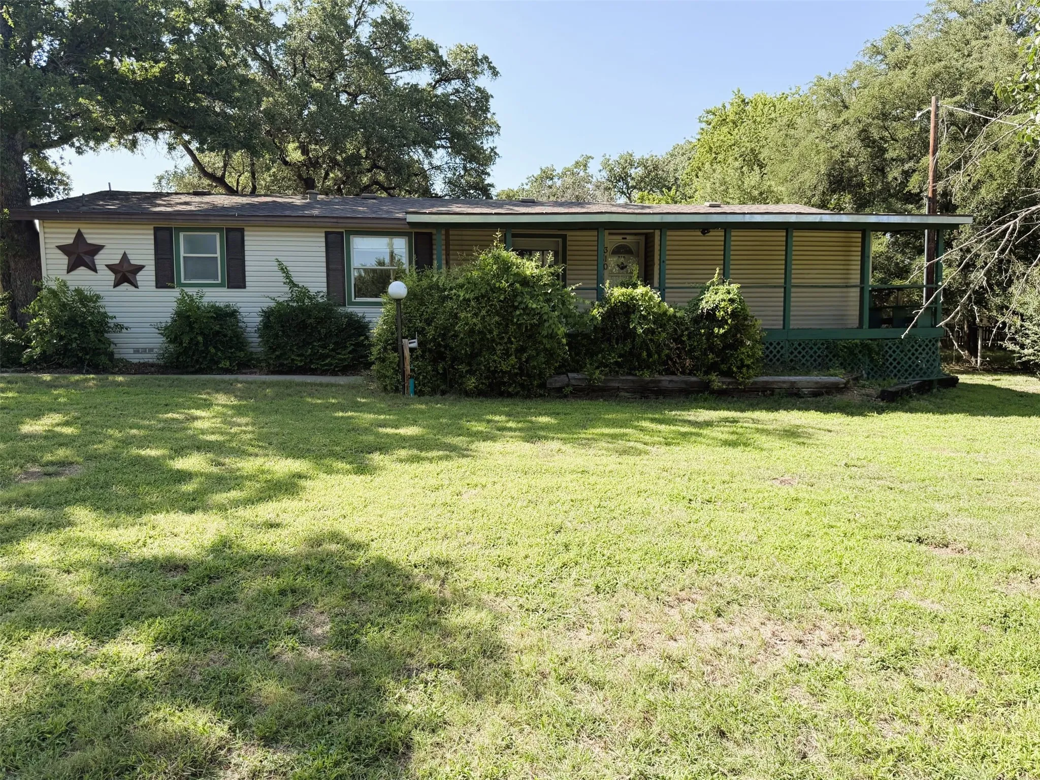 Mobile Home For Sale in Hood County , 310 Taurus Road, Granbury, Texas 76049, 3 Bedroom, 2 Bathroom, Garage spaces, 1,680 Sqft, built in 1985, Price $160,000, mls#21322848, Real Estate Agent in Granbury, Homes For Sale in Hood county, Homes For Sale in Granbury, Realtor in Granbury Texas, Real Estate Brokerage Independent Realty Texas, Luminita Cordes Realtor