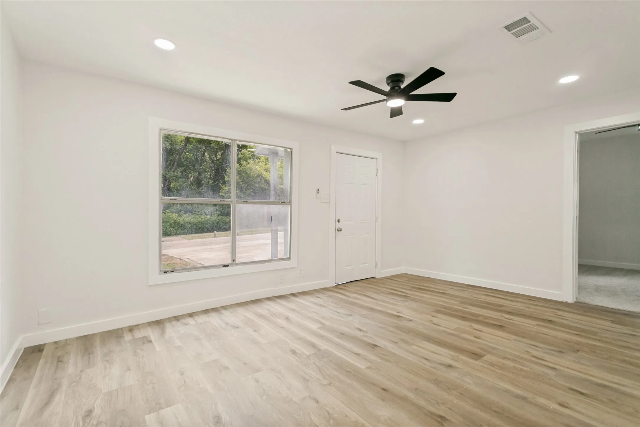 Single Family Residence For Sale in Collin County , 1211 E Virginia Street, Mc Kinney, Texas 75069, 3 Bedroom, 1 Bathroom, Garage spaces, 1,080 Sqft, built in 1951, mls#21327145, Real Estate Agent in Mc Kinney, Homes For Sale in Collin county, Homes For Sale in Mc Kinney, Realtor in Mc Kinney Texas, Real Estate Brokerage Independent Realty Texas, Luminita Cordes Realtor