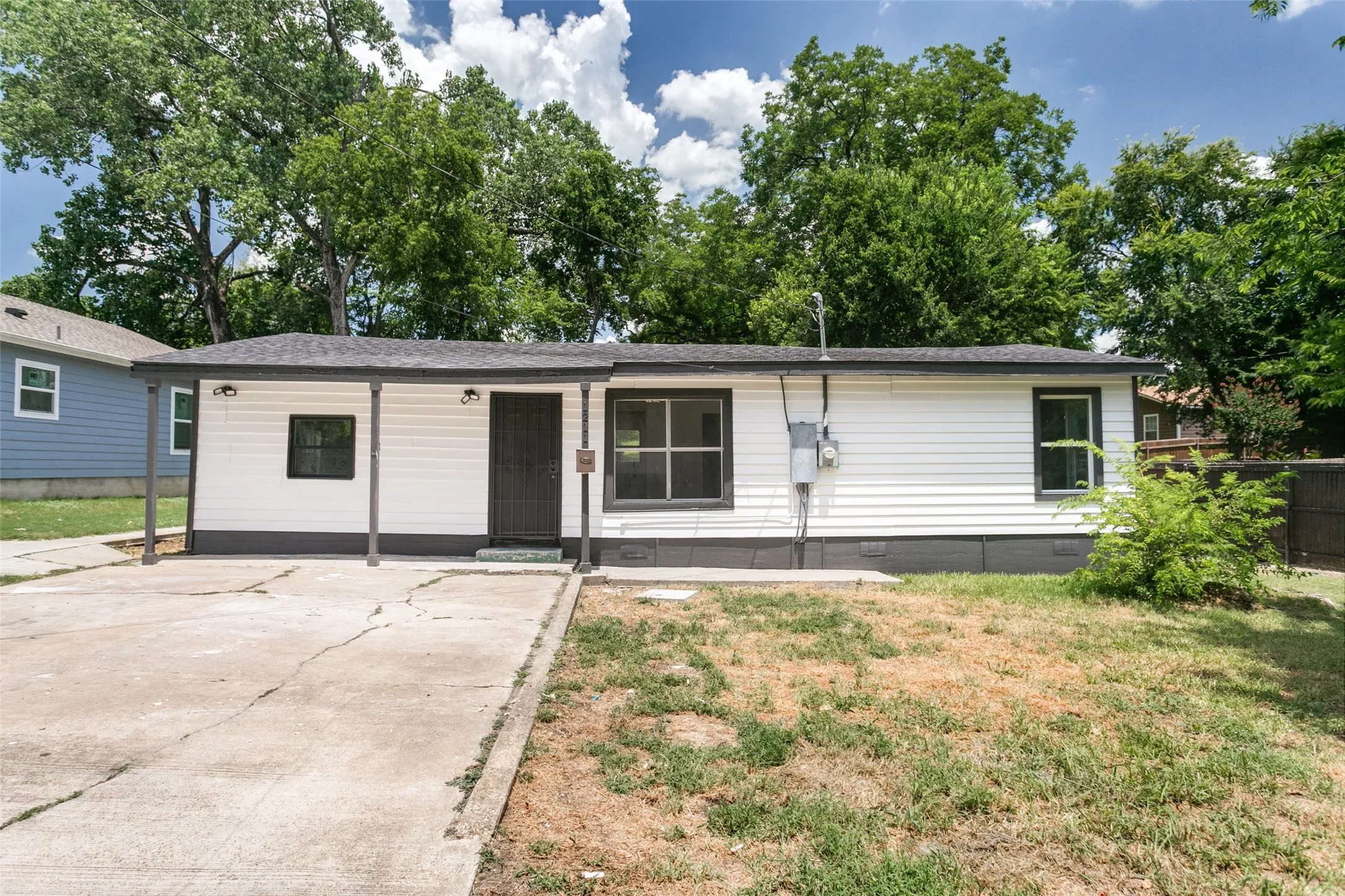 Single Family Residence For Sale in Collin County , 1211 E Virginia Street, Mc Kinney, Texas 75069, 3 Bedroom, 1 Bathroom, Garage spaces, 1,080 Sqft, built in 1951, mls#21327145, Real Estate Agent in Mc Kinney, Homes For Sale in Collin county, Homes For Sale in Mc Kinney, Realtor in Mc Kinney Texas, Real Estate Brokerage Independent Realty Texas, Luminita Cordes Realtor