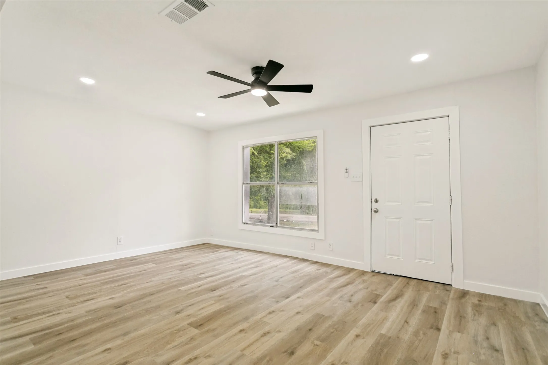 Single Family Residence For Sale in Collin County , 1211 E Virginia Street, Mc Kinney, Texas 75069, 3 Bedroom, 1 Bathroom, Garage spaces, 1,080 Sqft, built in 1951, mls#21327145, Real Estate Agent in Mc Kinney, Homes For Sale in Collin county, Homes For Sale in Mc Kinney, Realtor in Mc Kinney Texas, Real Estate Brokerage Independent Realty Texas, Luminita Cordes Realtor