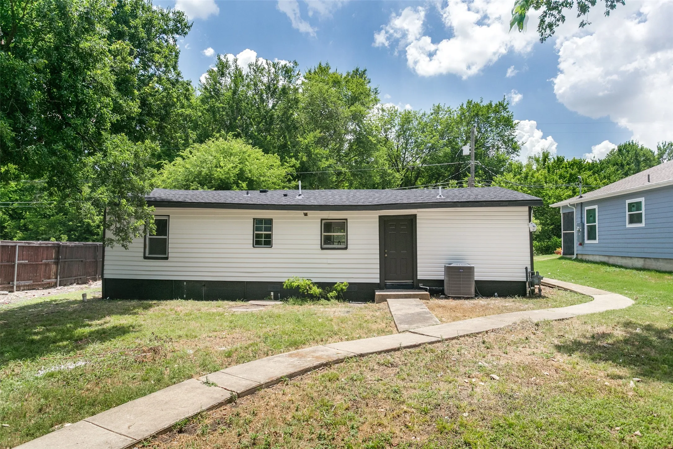 Single Family Residence For Sale in Collin County , 1211 E Virginia Street, Mc Kinney, Texas 75069, 3 Bedroom, 1 Bathroom, Garage spaces, 1,080 Sqft, built in 1951, mls#21327145, Real Estate Agent in Mc Kinney, Homes For Sale in Collin county, Homes For Sale in Mc Kinney, Realtor in Mc Kinney Texas, Real Estate Brokerage Independent Realty Texas, Luminita Cordes Realtor