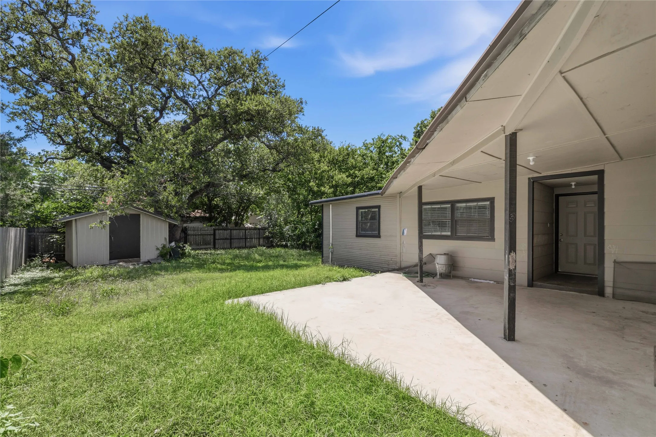 Single Family Residence For Sale in Brown County , 1601 9th Street, Brownwood, Texas 76801, 3 Bedroom, 2 Bathroom, Garage spaces, 1,720 Sqft, built in 0, mls#21326301, Real Estate Agent in Brownwood, Homes For Sale in Brown county, Homes For Sale in Brownwood, Realtor in Brownwood Texas, Real Estate Brokerage Independent Realty Texas, Luminita Cordes Realtor
