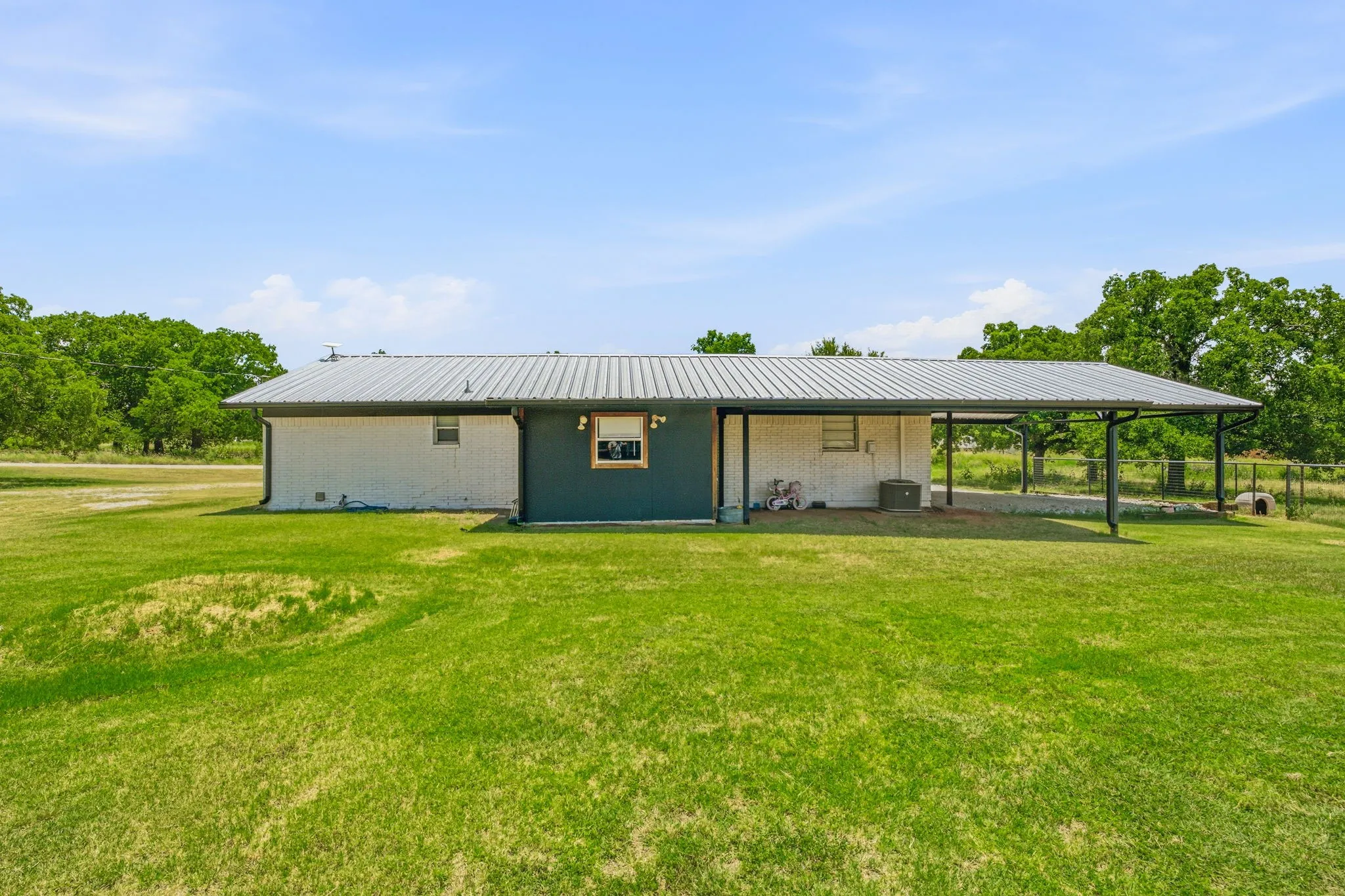 Single Family Residence For Sale in Young County , 352 Seaberry Loop, Graham, Texas 76450, 3 Bedrooms, 2 Bathrooms, Garage spaces, 2,488 Sqft, built in 1980, Price $365,000, mls#21325410, Real Estate Agent in Graham, Homes For Sale in Young county, Homes For Sale in Graham, Realtor in Graham Texas, Real Estate Brokerage Independent Realty Texas, Luminita Cordes Realtor