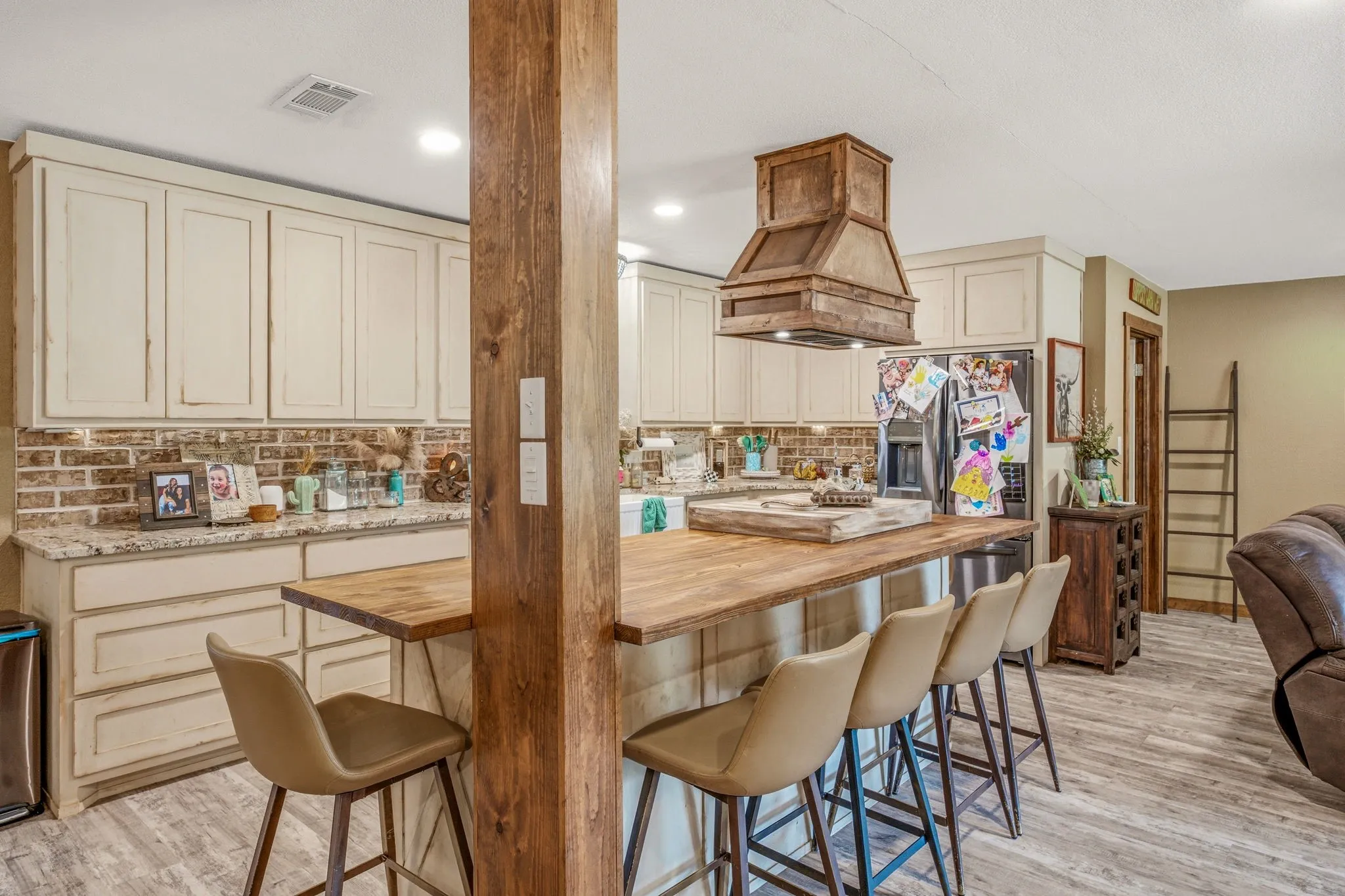 Single Family Residence For Sale in Young County , 352 Seaberry Loop, Graham, Texas 76450, 3 Bedrooms, 2 Bathrooms, Garage spaces, 2,488 Sqft, built in 1980, Price $365,000, mls#21325410, Real Estate Agent in Graham, Homes For Sale in Young county, Homes For Sale in Graham, Realtor in Graham Texas, Real Estate Brokerage Independent Realty Texas, Luminita Cordes Realtor