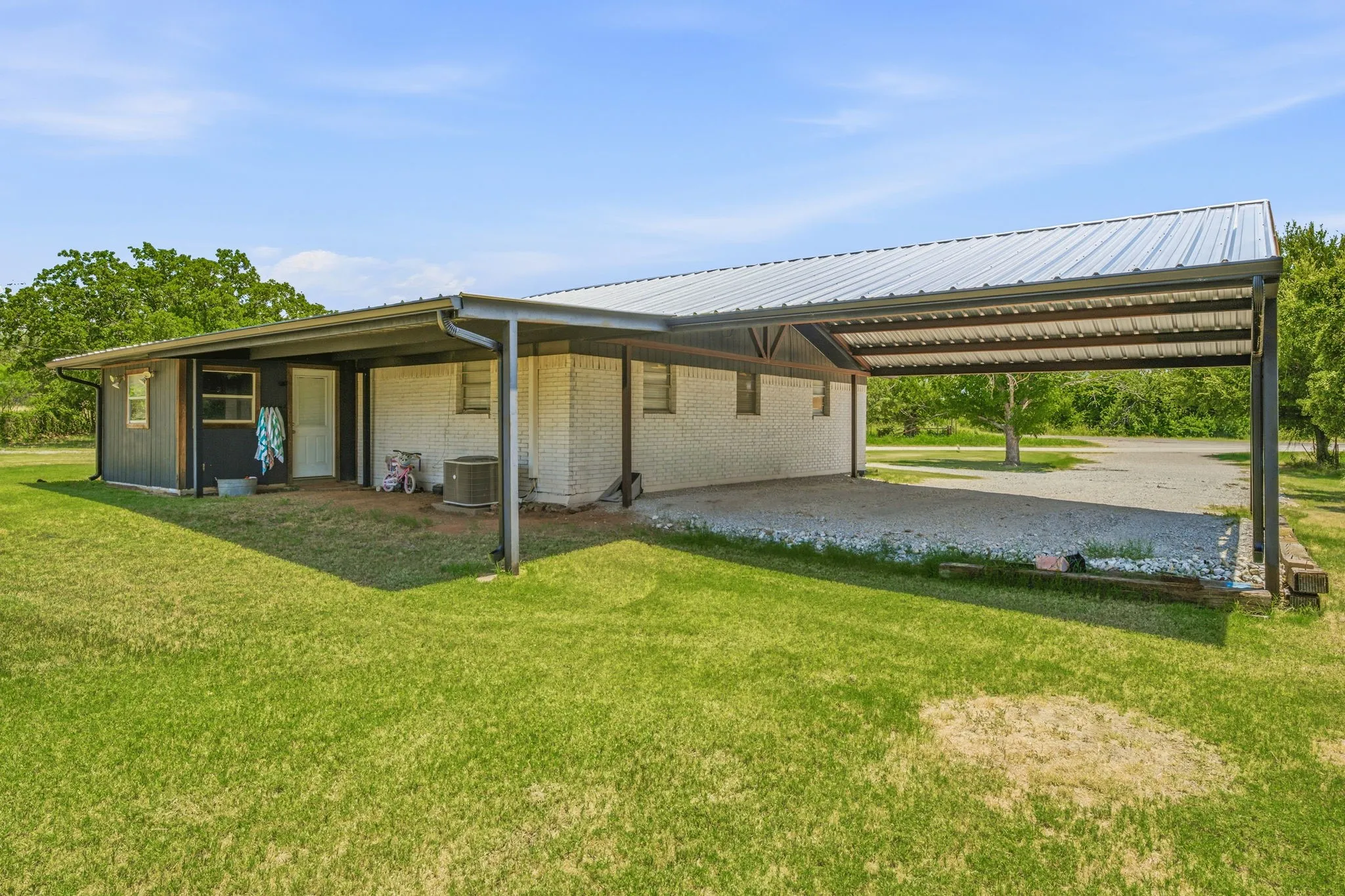 Single Family Residence For Sale in Young County , 352 Seaberry Loop, Graham, Texas 76450, 3 Bedrooms, 2 Bathrooms, Garage spaces, 2,488 Sqft, built in 1980, Price $365,000, mls#21325410, Real Estate Agent in Graham, Homes For Sale in Young county, Homes For Sale in Graham, Realtor in Graham Texas, Real Estate Brokerage Independent Realty Texas, Luminita Cordes Realtor