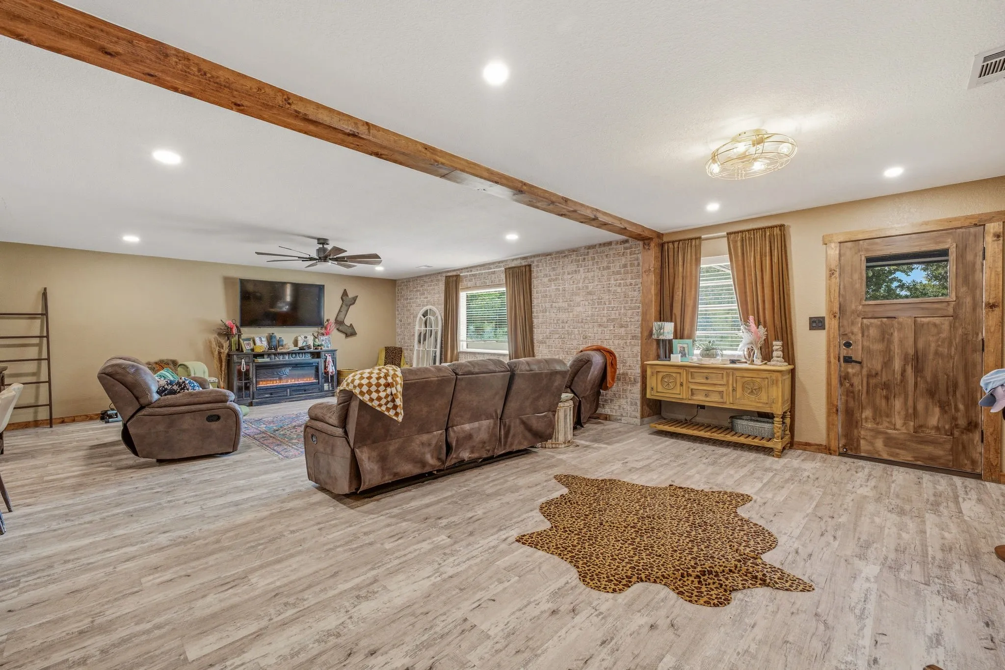 Single Family Residence For Sale in Young County , 352 Seaberry Loop, Graham, Texas 76450, 3 Bedrooms, 2 Bathrooms, Garage spaces, 2,488 Sqft, built in 1980, Price $365,000, mls#21325410, Real Estate Agent in Graham, Homes For Sale in Young county, Homes For Sale in Graham, Realtor in Graham Texas, Real Estate Brokerage Independent Realty Texas, Luminita Cordes Realtor